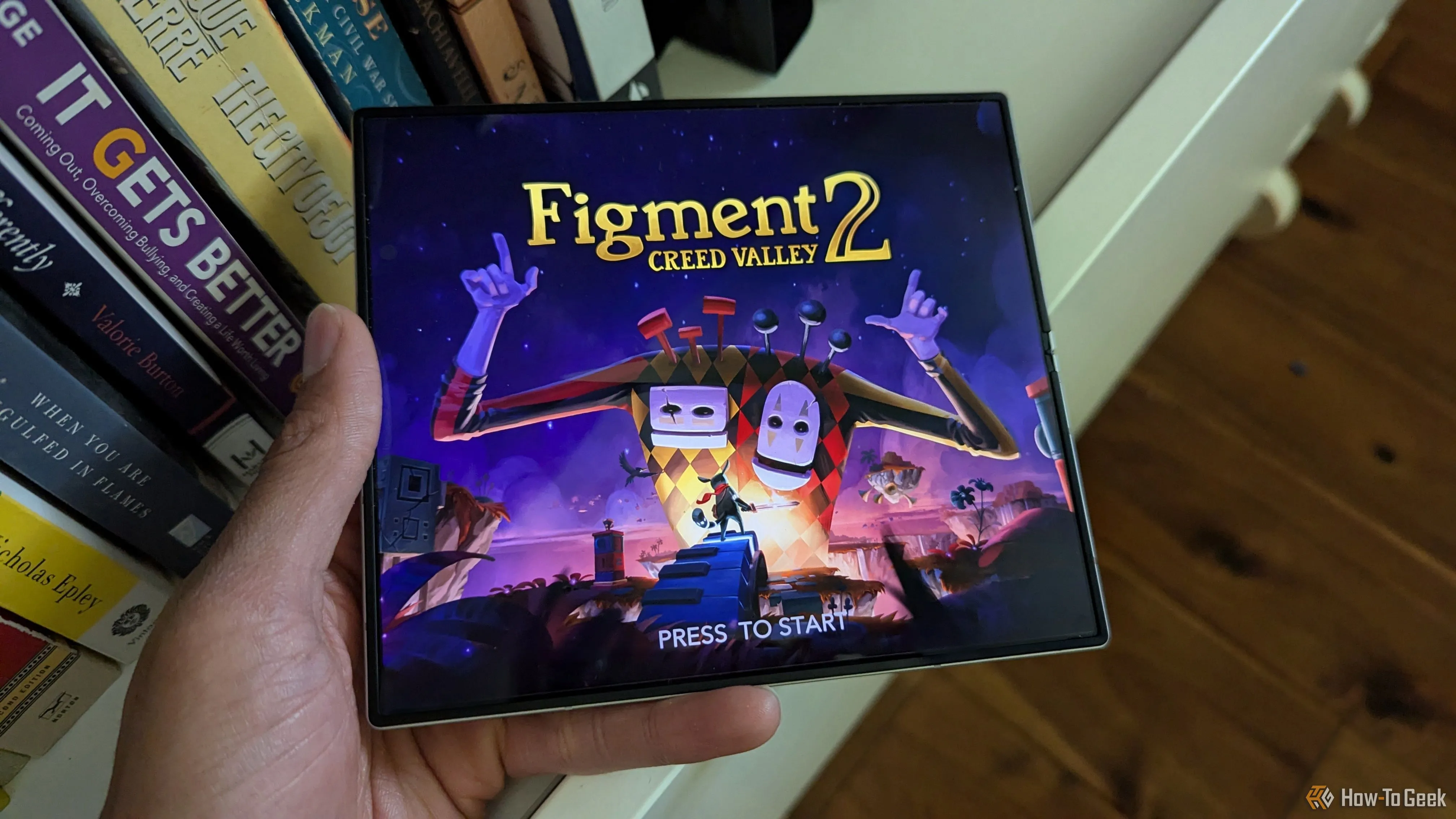 Hình ảnh game Figment 2 được hiển thị trên màn hình điện thoại Samsung Galaxy Z Fold 6, thể hiện đồ họa và không gian game đặc trưng.