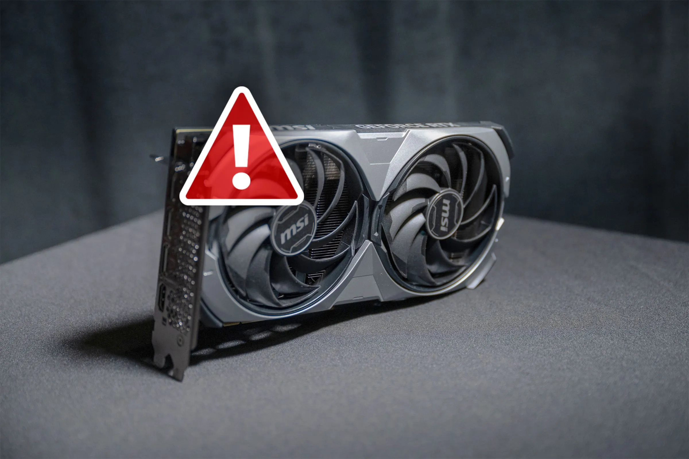 Hình ảnh minh họa card đồ họa GPU với biểu tượng cảnh báo, thể hiện tình trạng khan hàng và các vấn đề về chất lượng của RTX 50.