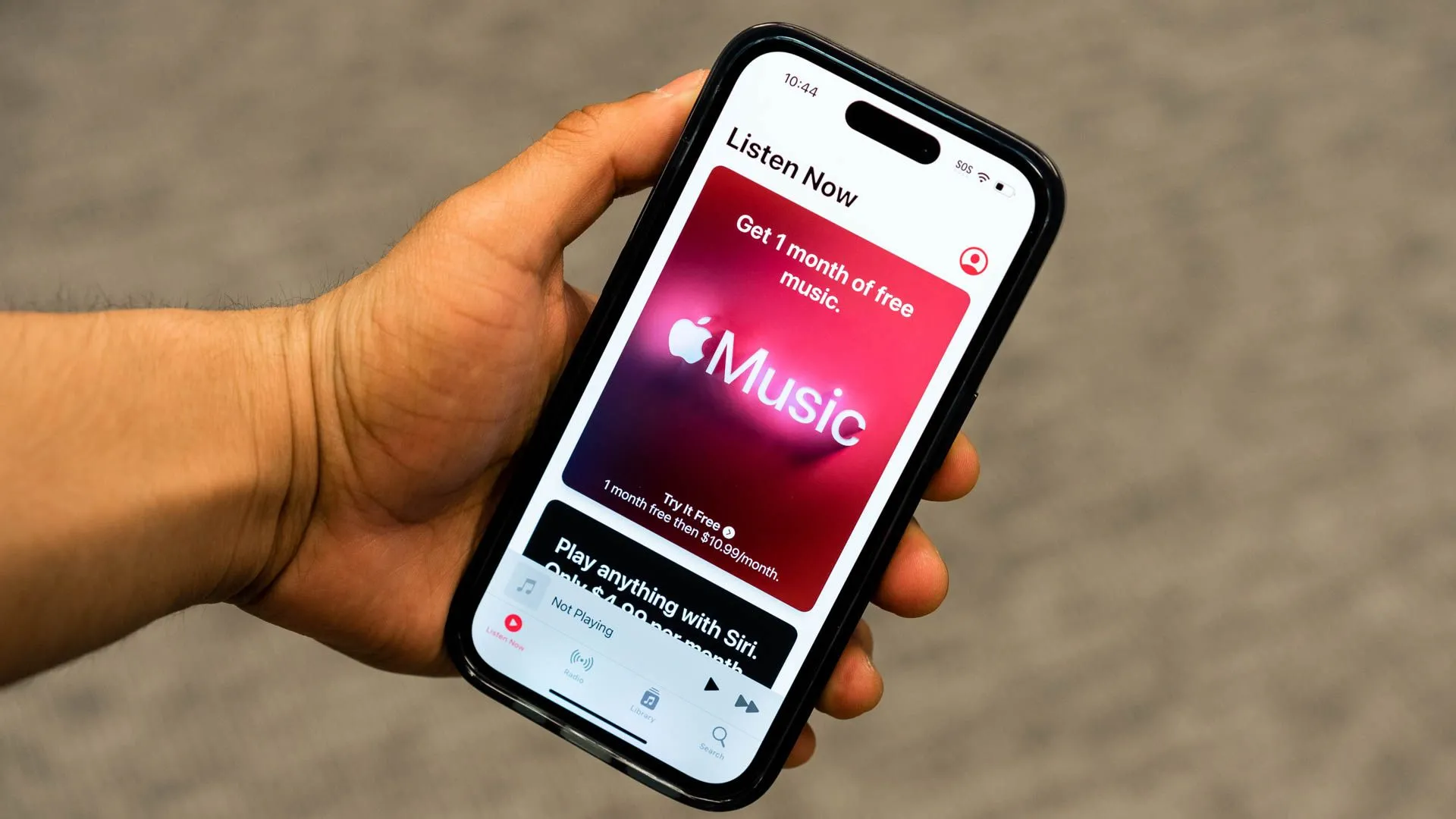 Hình minh họa người dùng đang trải nghiệm dịch vụ Apple Music hoặc Spotify trên thiết bị di động