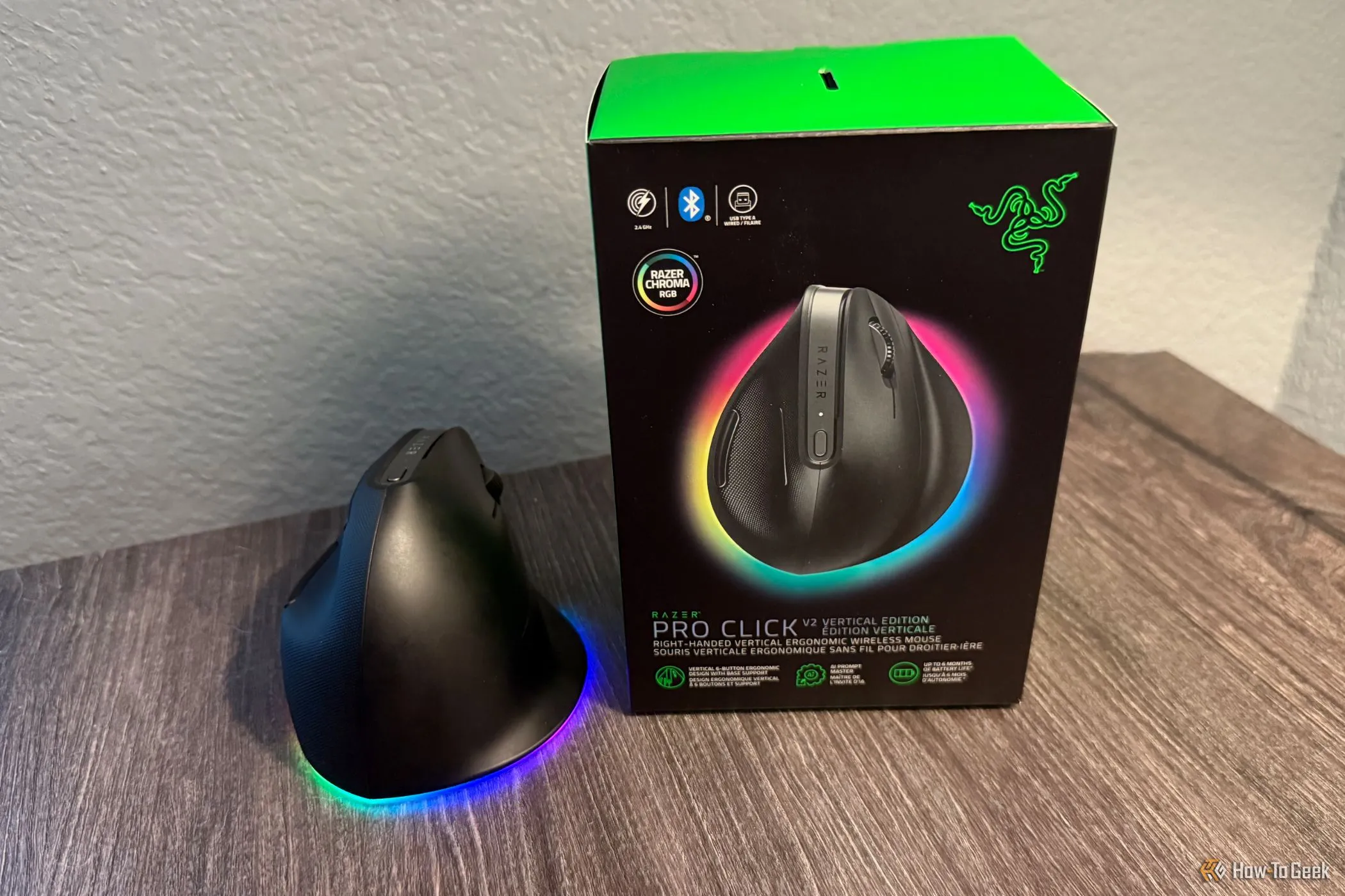 Hộp và chuột Razer Pro Click V2 Vertical Edition, biểu tượng cho việc Razer đã hỗ trợ Mac