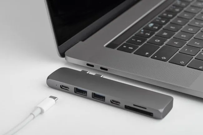 Hub USB-C đa năng với nhiều cổng kết nối, bao gồm cổng USB và đầu đọc thẻ