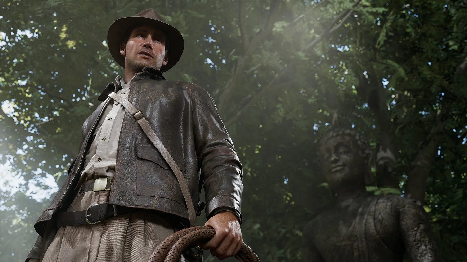 Indiana Jones đứng cạnh một bức tượng trong bối cảnh khảo cổ.