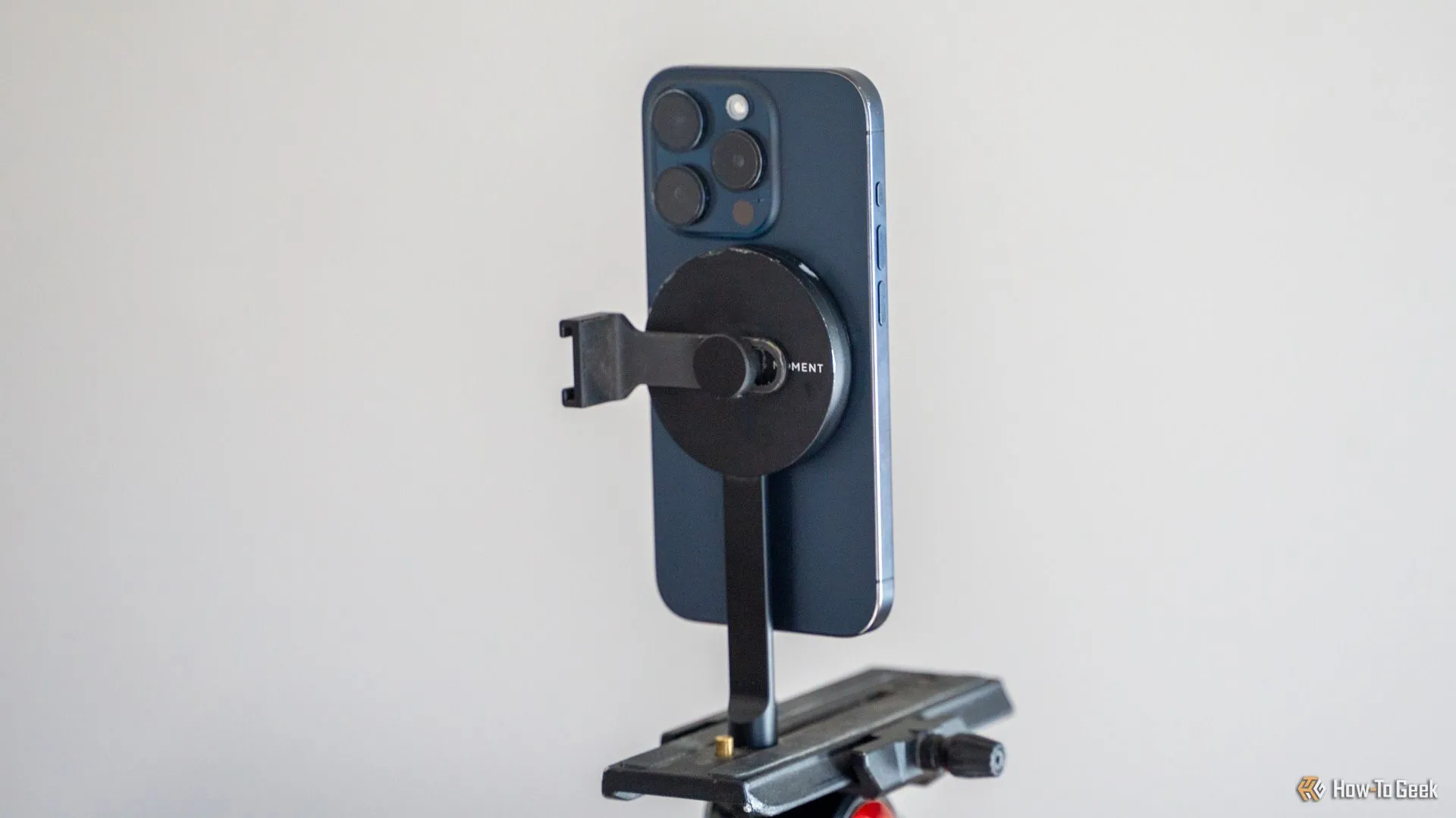 Khả năng gắn iPhone 15 Pro theo chiều dọc hoặc ngang trên giá đỡ tripod MagSafe, thể hiện tính linh hoạt.