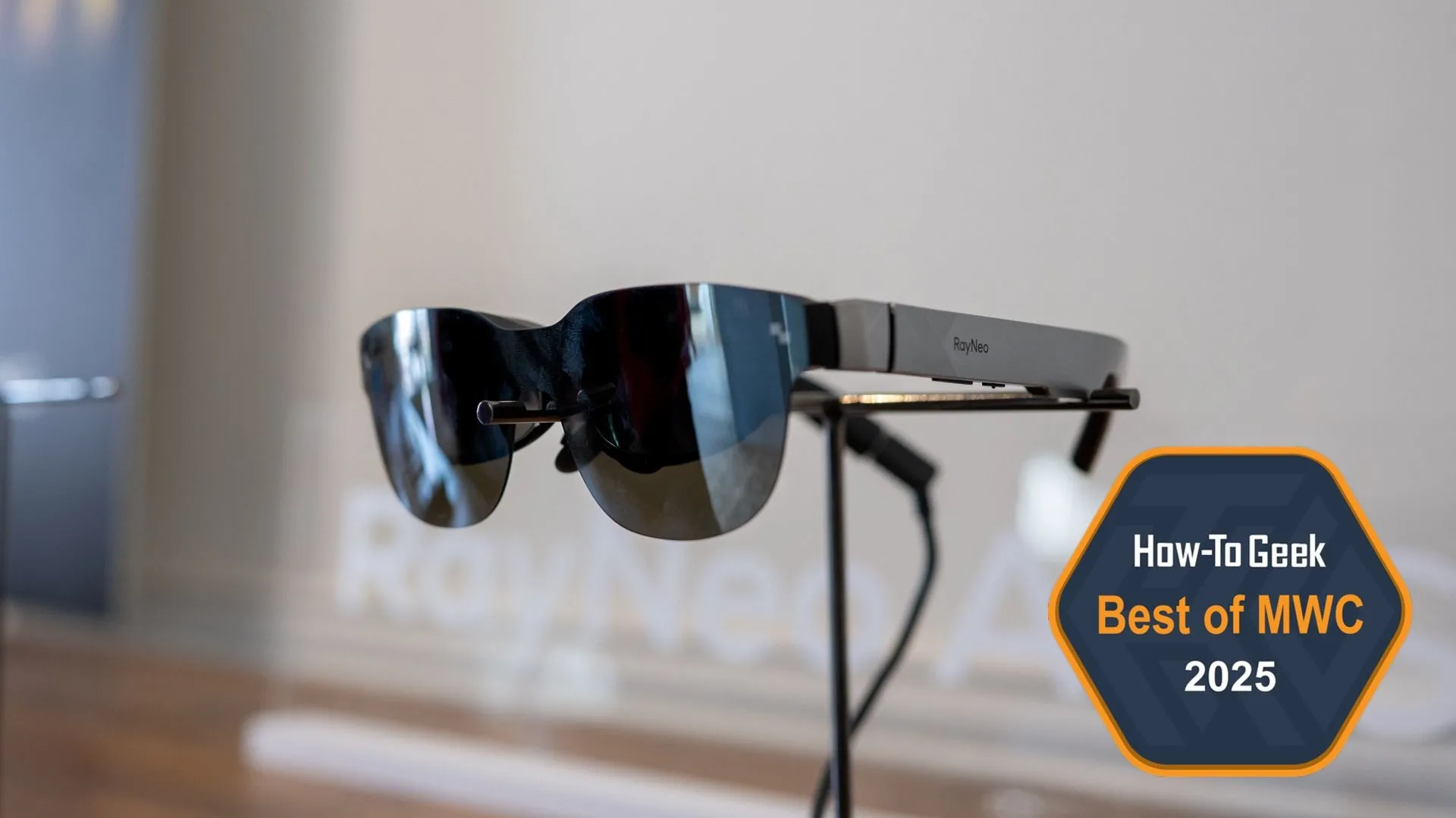 Kính thực tế mở rộng TCL RayNeo Air 3s XR Glasses trên giá trưng bày tại MWC 2025