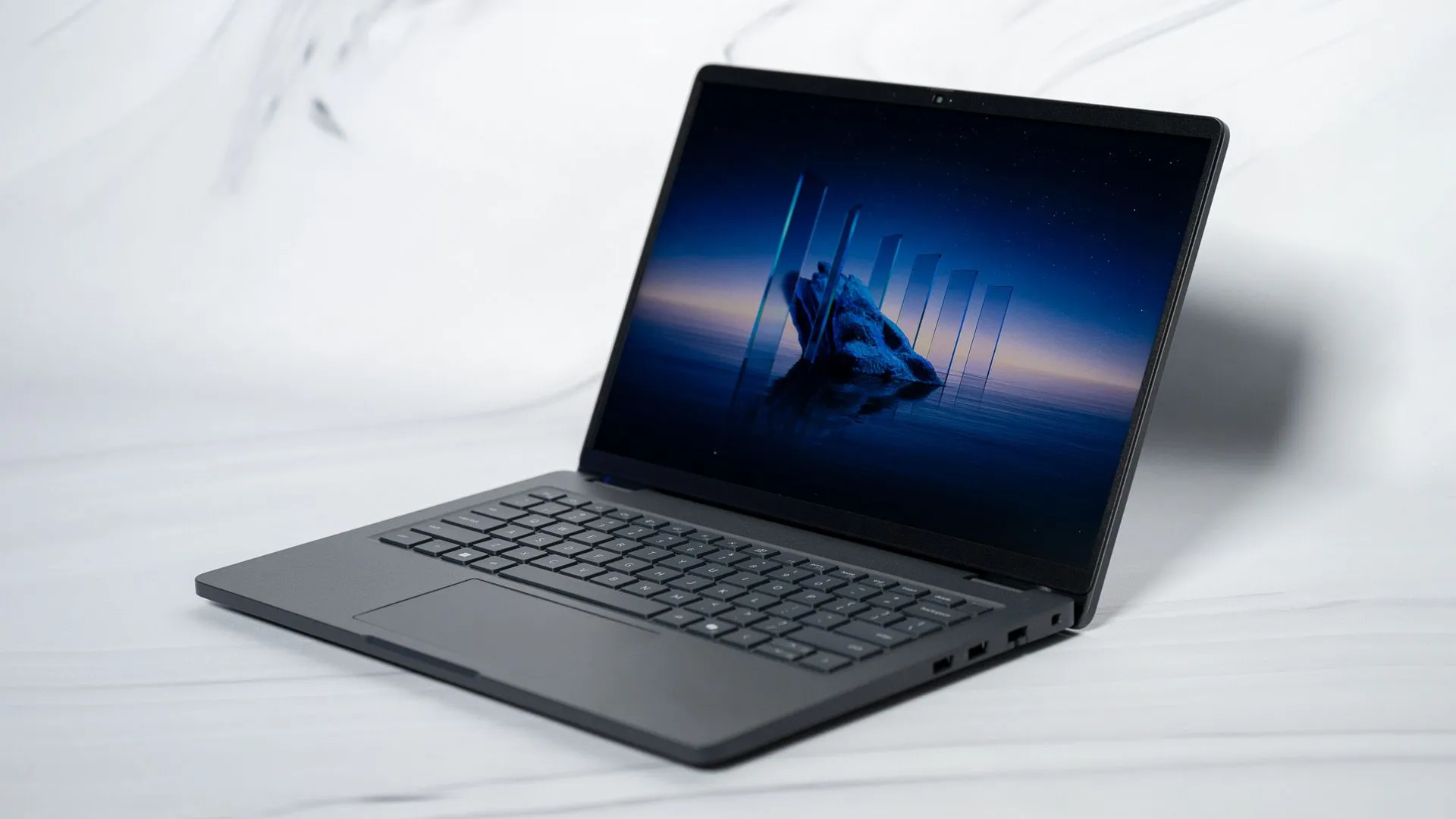Laptop Dell Pro 14 với thiết kế sang trọng, một trong những dòng máy mới của Dell