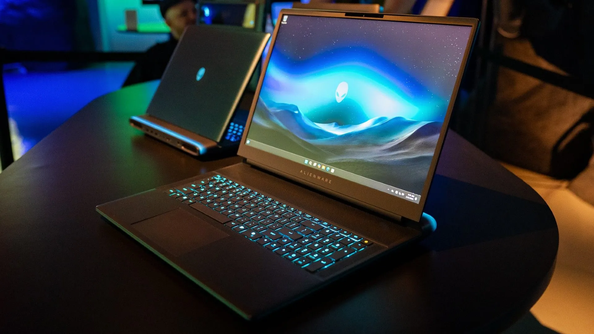 Laptop gaming Alienware 18 Area-51 cao cấp, với màn hình và bàn phím rực rỡ