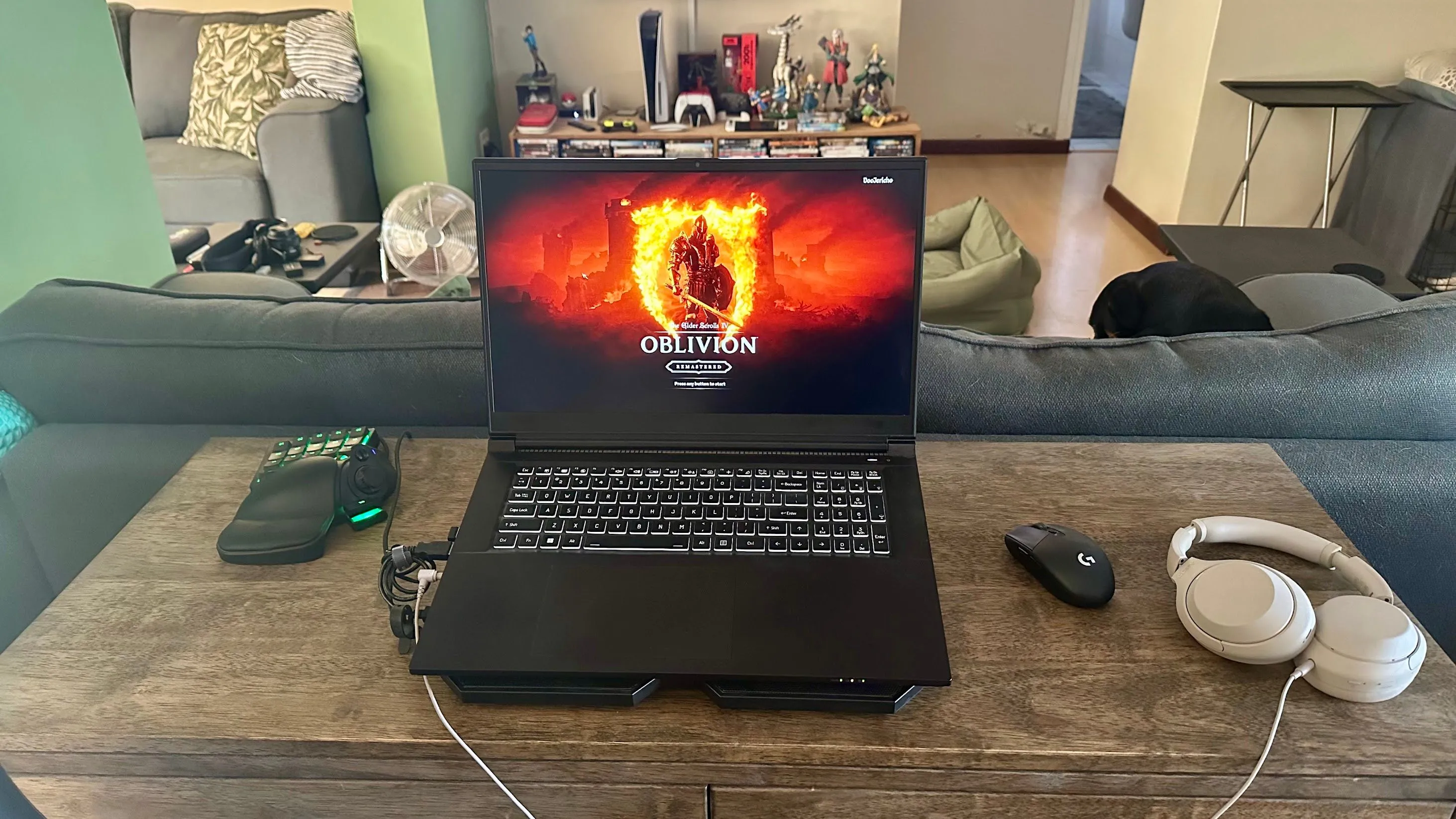 Laptop gaming đặt trên đế tản nhiệt cùng bàn phím chơi game một tay Razer Tartarus ở bên trái, tối ưu công thái học.