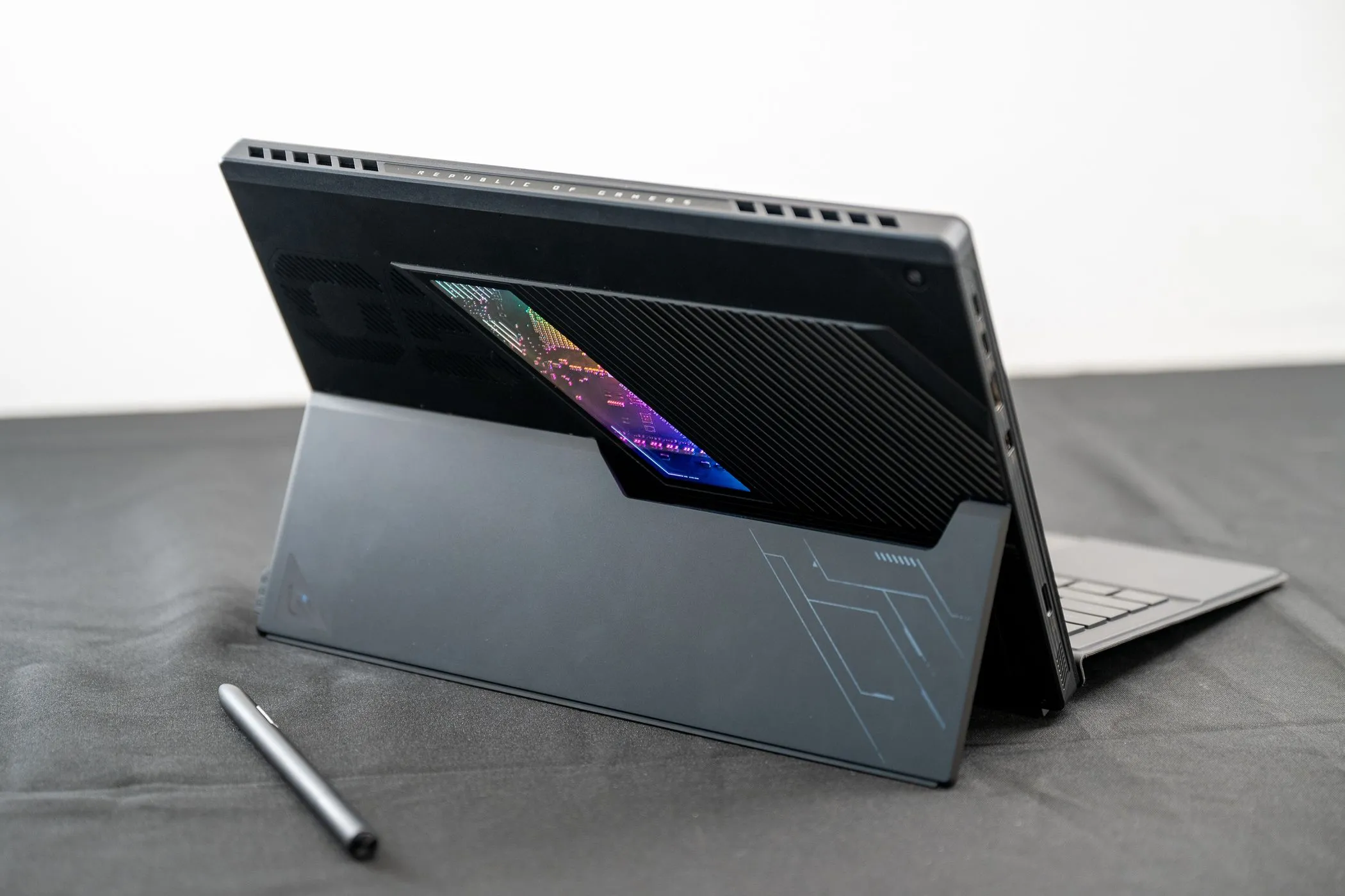 Laptop gaming lai ASUS ROG Flow Z13 phiên bản 2025, linh hoạt cho nhiều cách chơi