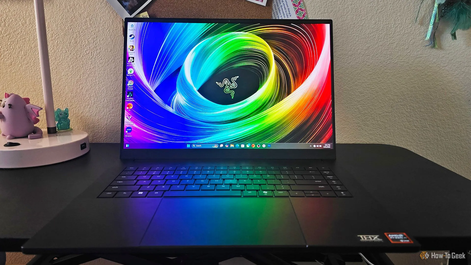 Laptop gaming Razer Blade 16 (2025) đặt trên bàn làm việc
