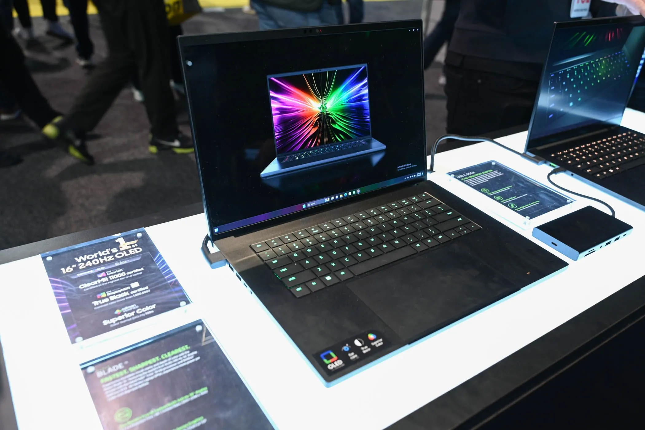 Laptop gaming Razer Blade 16 với màn hình hiển thị tại sự kiện CES 2024