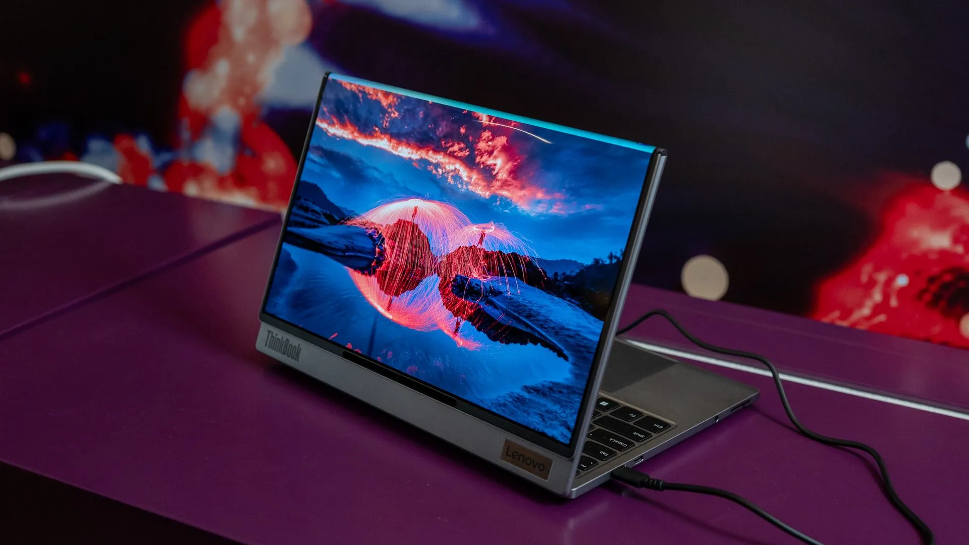Laptop Lenovo ThinkBook Flip AI PC concept với màn hình độc đáo