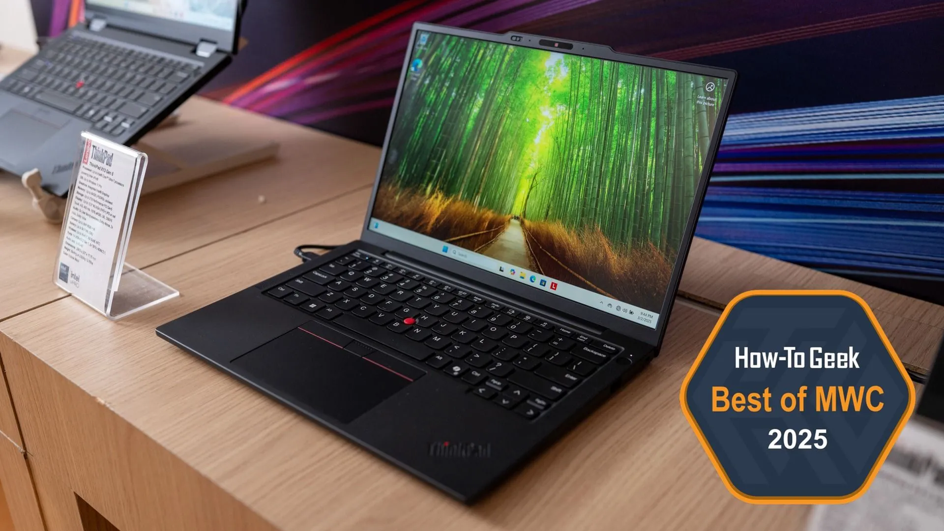 Laptop Lenovo ThinkPad X13 Gen 6 màu đen đặt trên bàn
