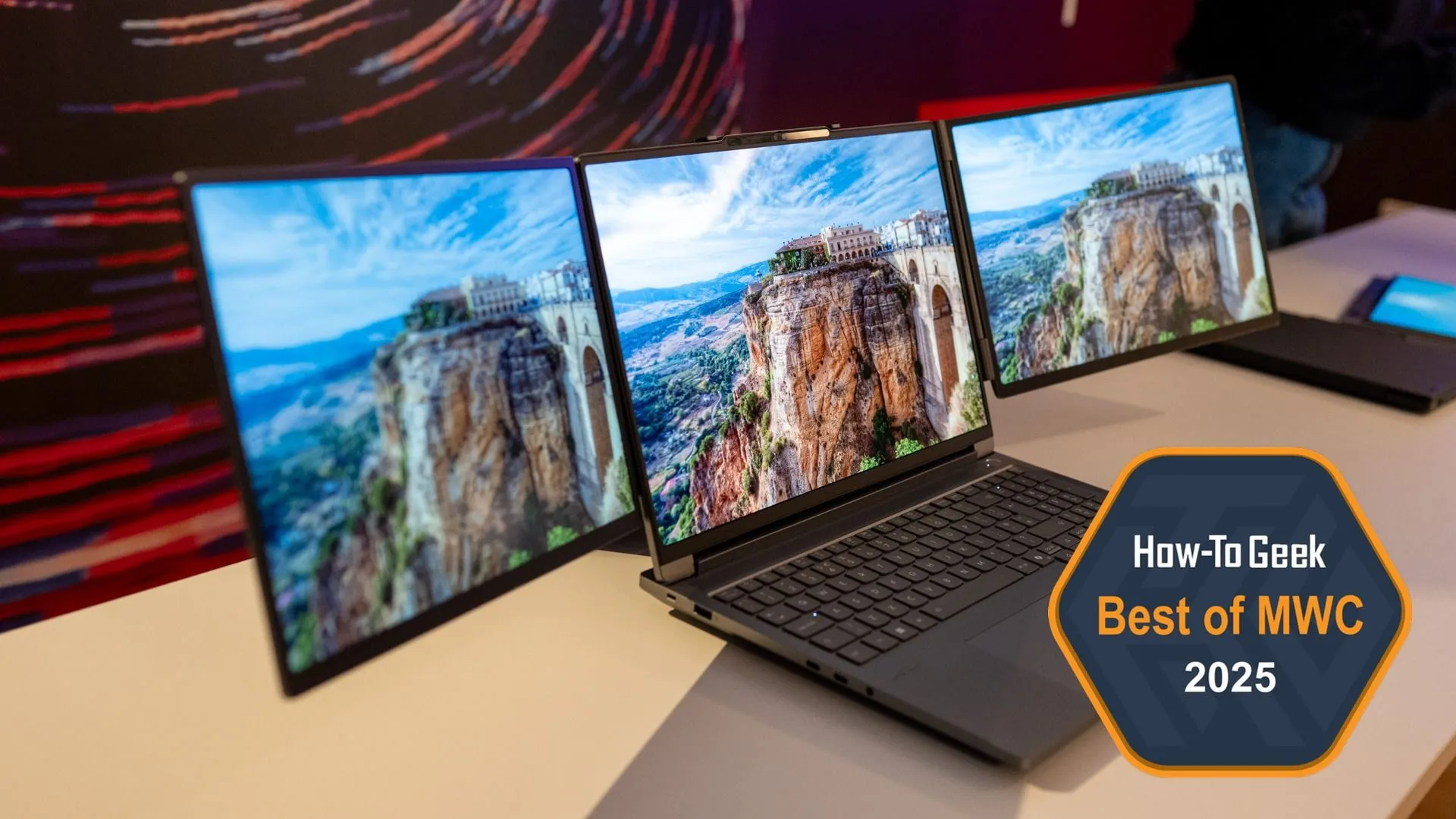Laptop Lenovo với màn hình phụ Magic Bay Dual Display gắn phía trên
