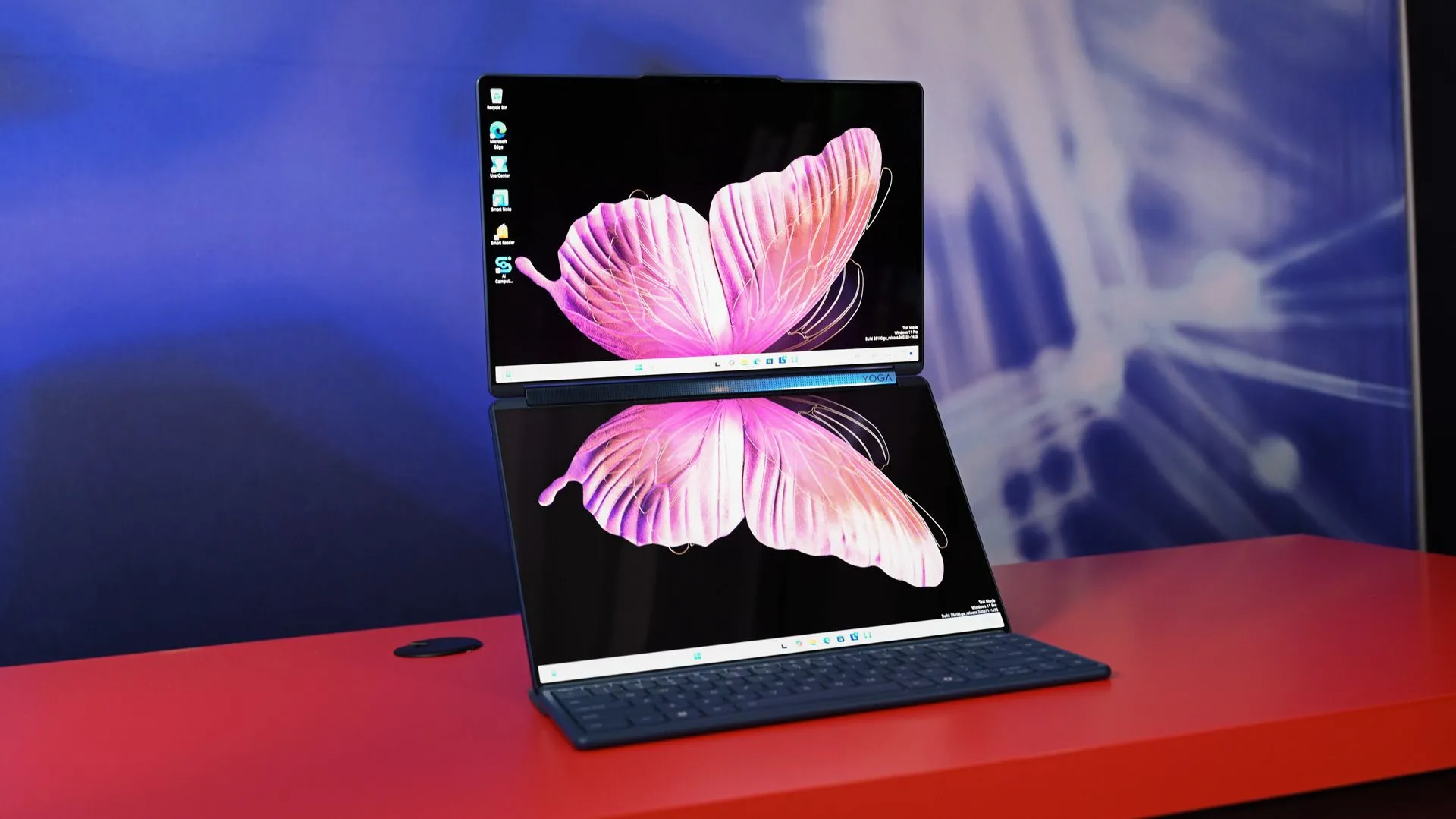 Laptop Lenovo Yoga Book 9i với thiết kế màn hình kép cảm ứng 4K độc đáo