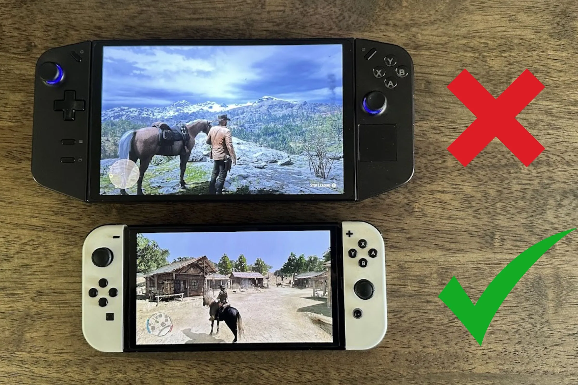 Lenovo Legion Go chạy Red Dead Redemption 2 và Nintendo Switch OLED chạy Red Dead Redemption 1 trên bàn gỗ, minh họa sự khác biệt trong trải nghiệm chơi game.