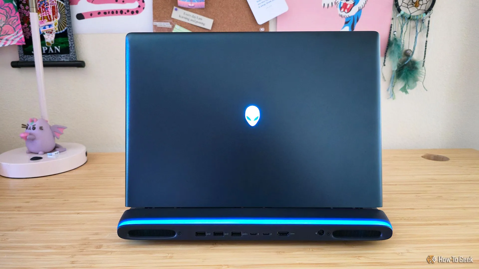 Logo Alienware phát sáng ở mặt sau laptop gaming Alienware 16 Area-51