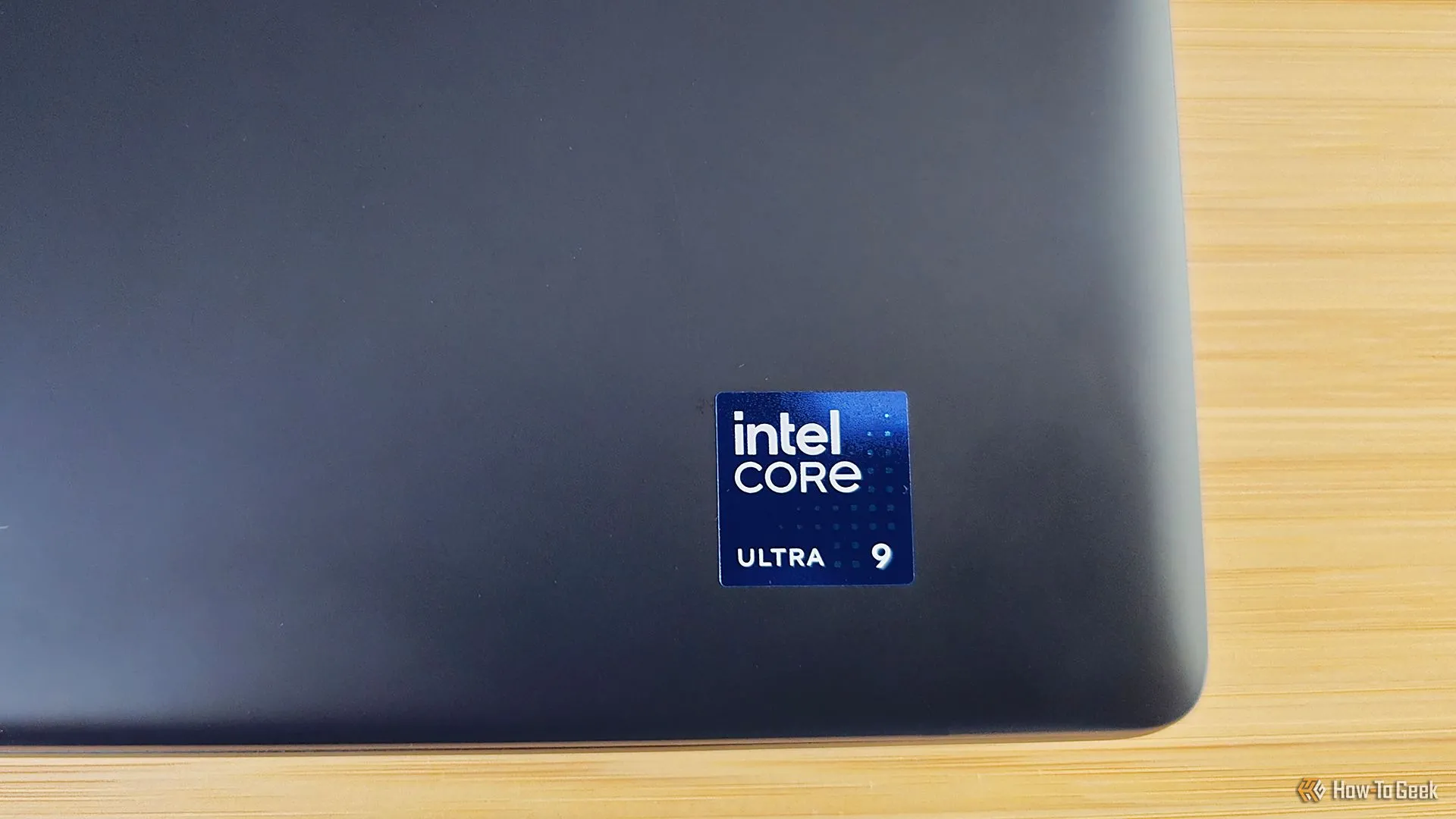 Logo Intel Core Ultra 9 trên thân laptop gaming Alienware 16 Area-51
