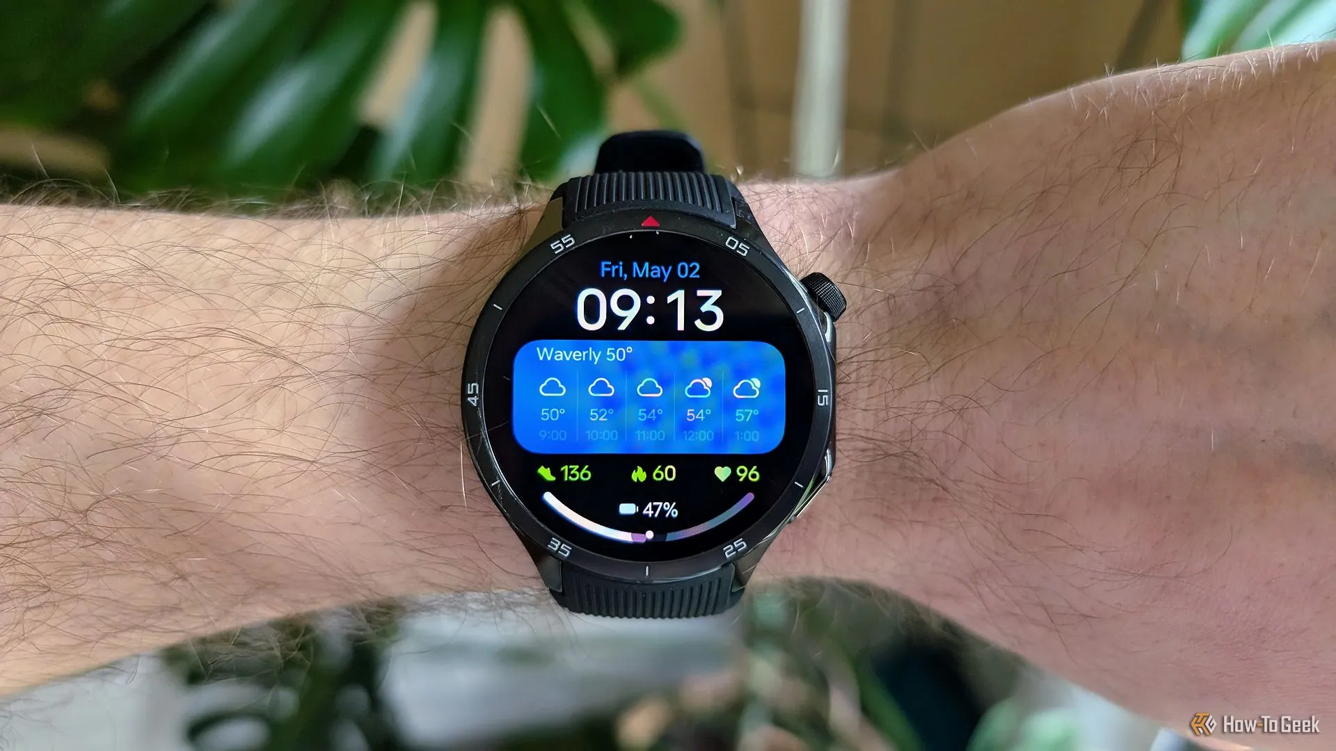 Màn hình AMOLED rực rỡ của OnePlus Watch 3 hiển thị thông tin rõ nét dưới ánh sáng mặt trời
