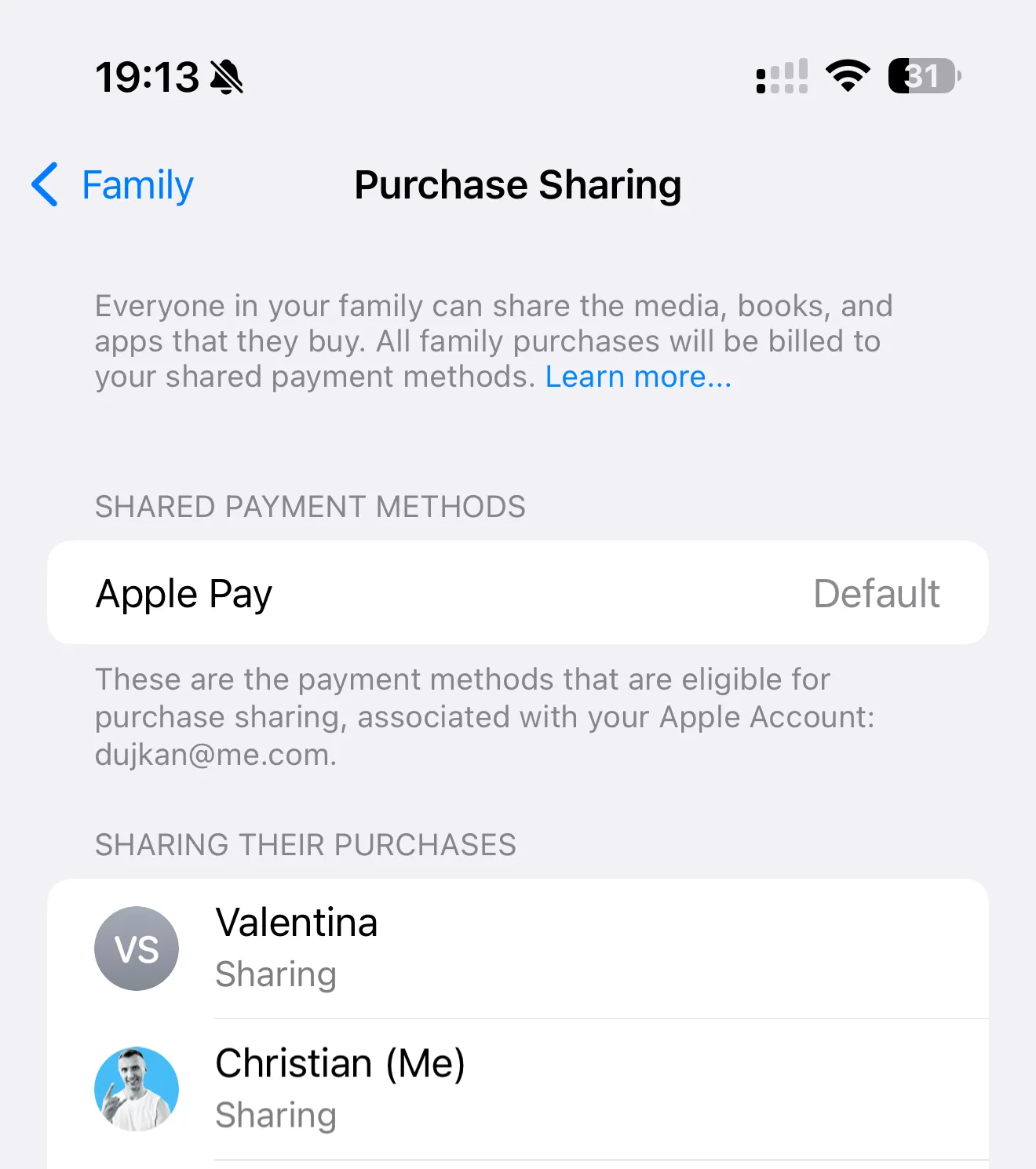 Màn hình cài đặt Chia sẻ Mua hàng trong Family Sharing trên iPhone, nơi quản lý các giao dịch và quyền truy cập ứng dụng của thành viên gia đình.