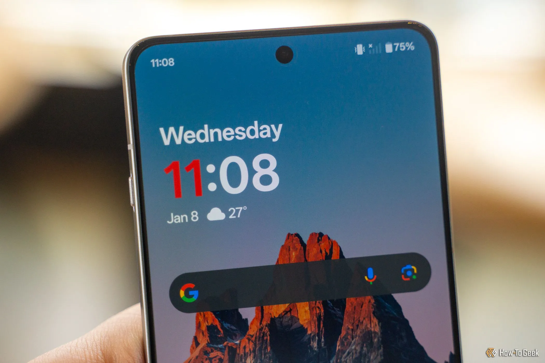 Màn hình chính của OnePlus 13R hiển thị thời gian và thanh tìm kiếm Google, cho thấy chất lượng hiển thị sắc nét