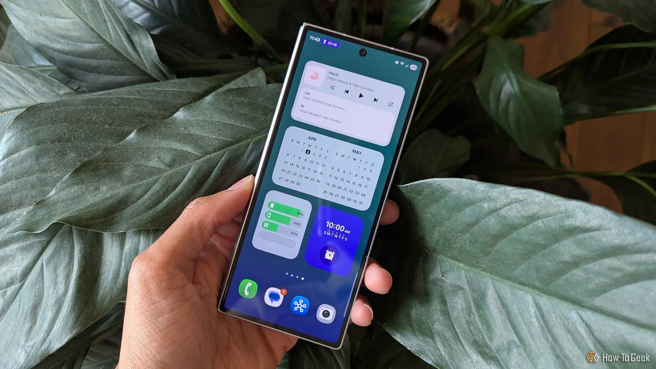 Màn hình chính One UI 7 trên màn hình ngoài của Samsung Galaxy Z Fold 6 với các biểu tượng ứng dụng và widget cải tiến