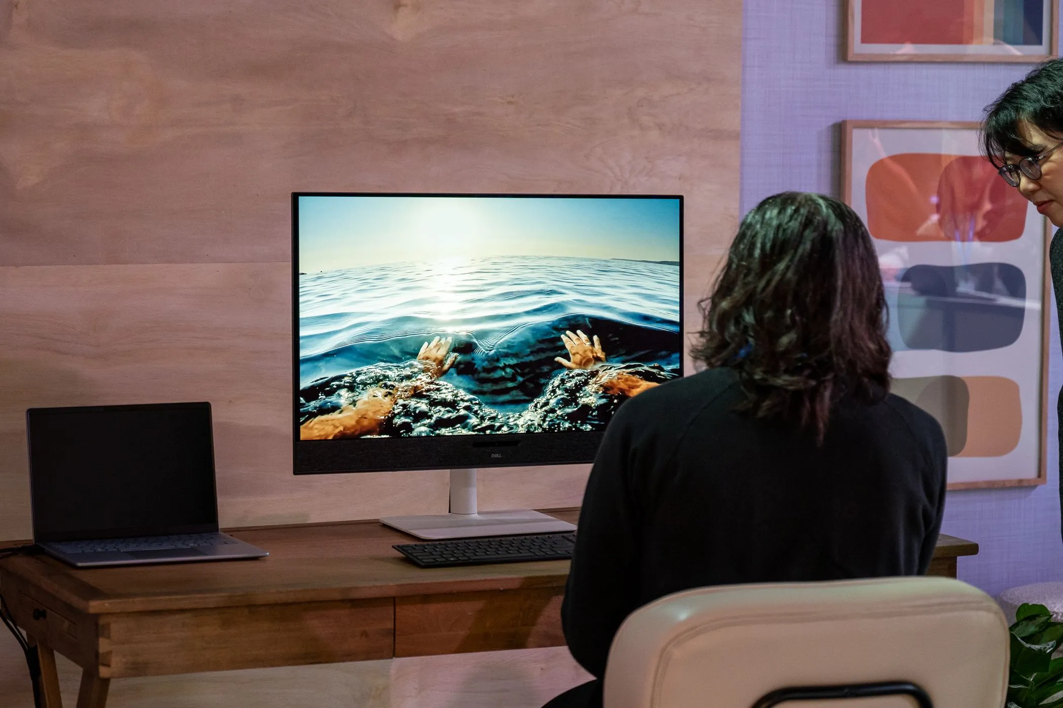 Màn hình Dell UltraSharp 4K với tấm nền IPS Black, tăng cường độ tương phản