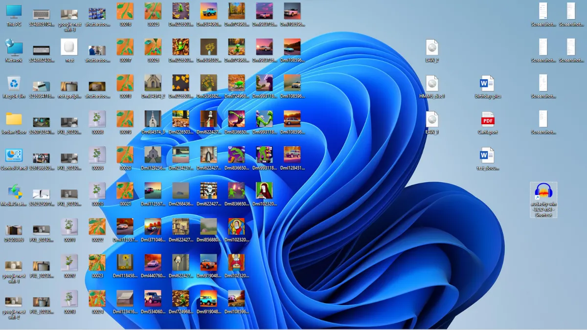 Màn hình desktop Windows 11 với nhiều biểu tượng bừa bộn, cần được dọn dẹp để tăng tốc độ khởi động