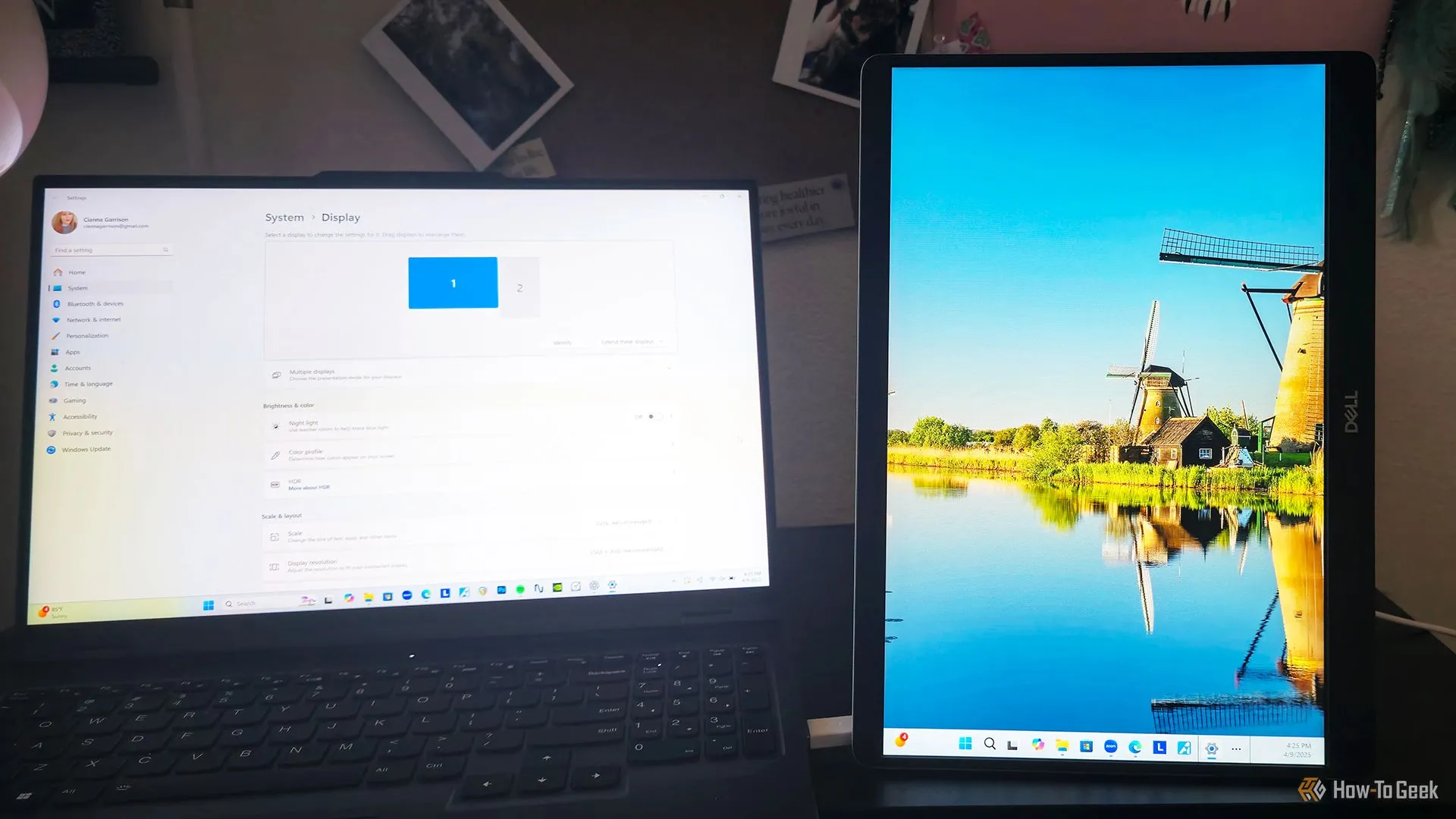 Màn hình di động Dell Pro 14 Plus hiển thị chế độ dọc, phù hợp cho đọc tài liệu hoặc cuộn nội dung.