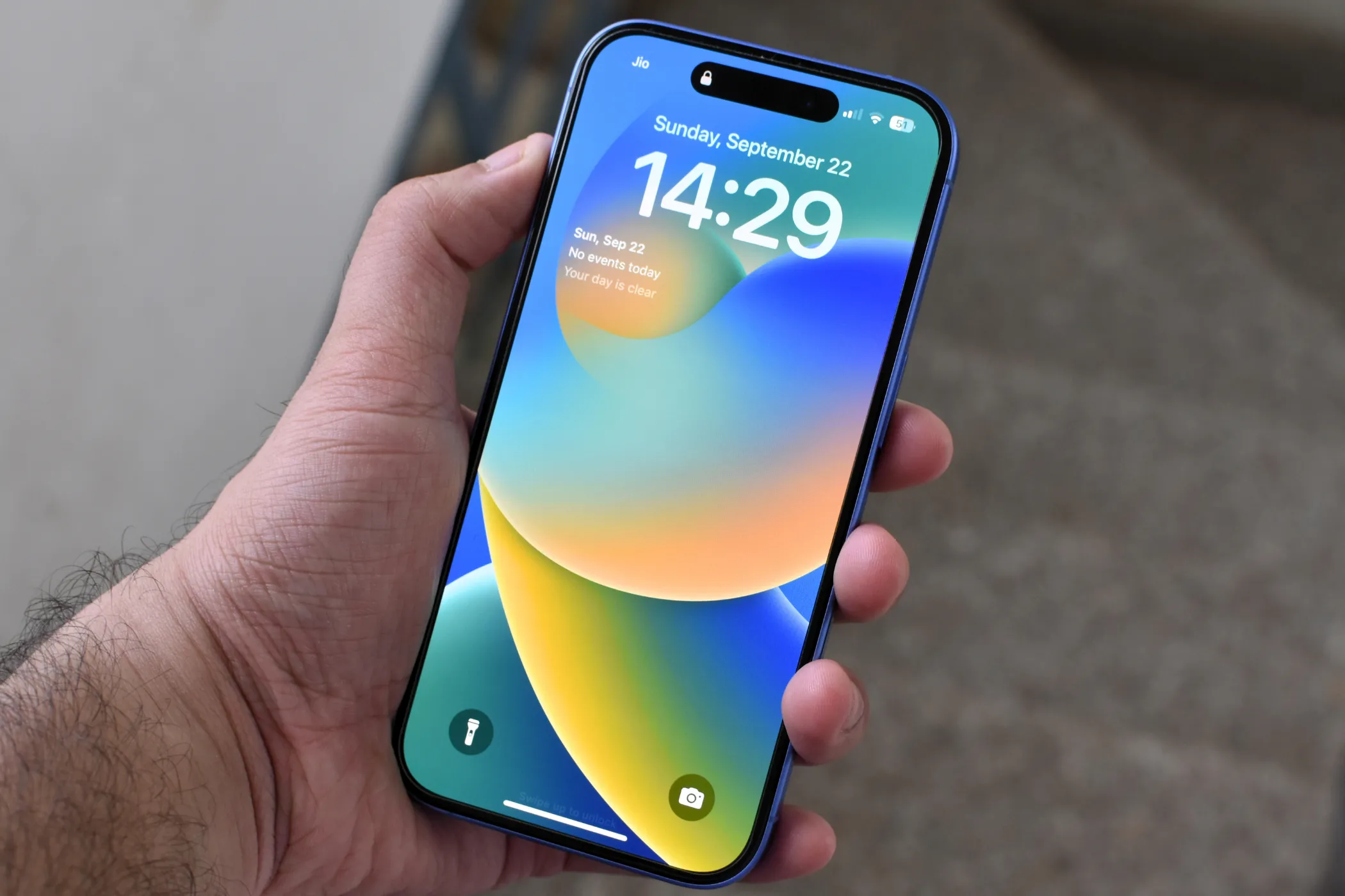 Màn hình iPhone 16 hiển thị màu sắc sống động dưới ánh sáng mạnh, làm nổi bật khả năng hiển thị độ sáng của điện thoại.