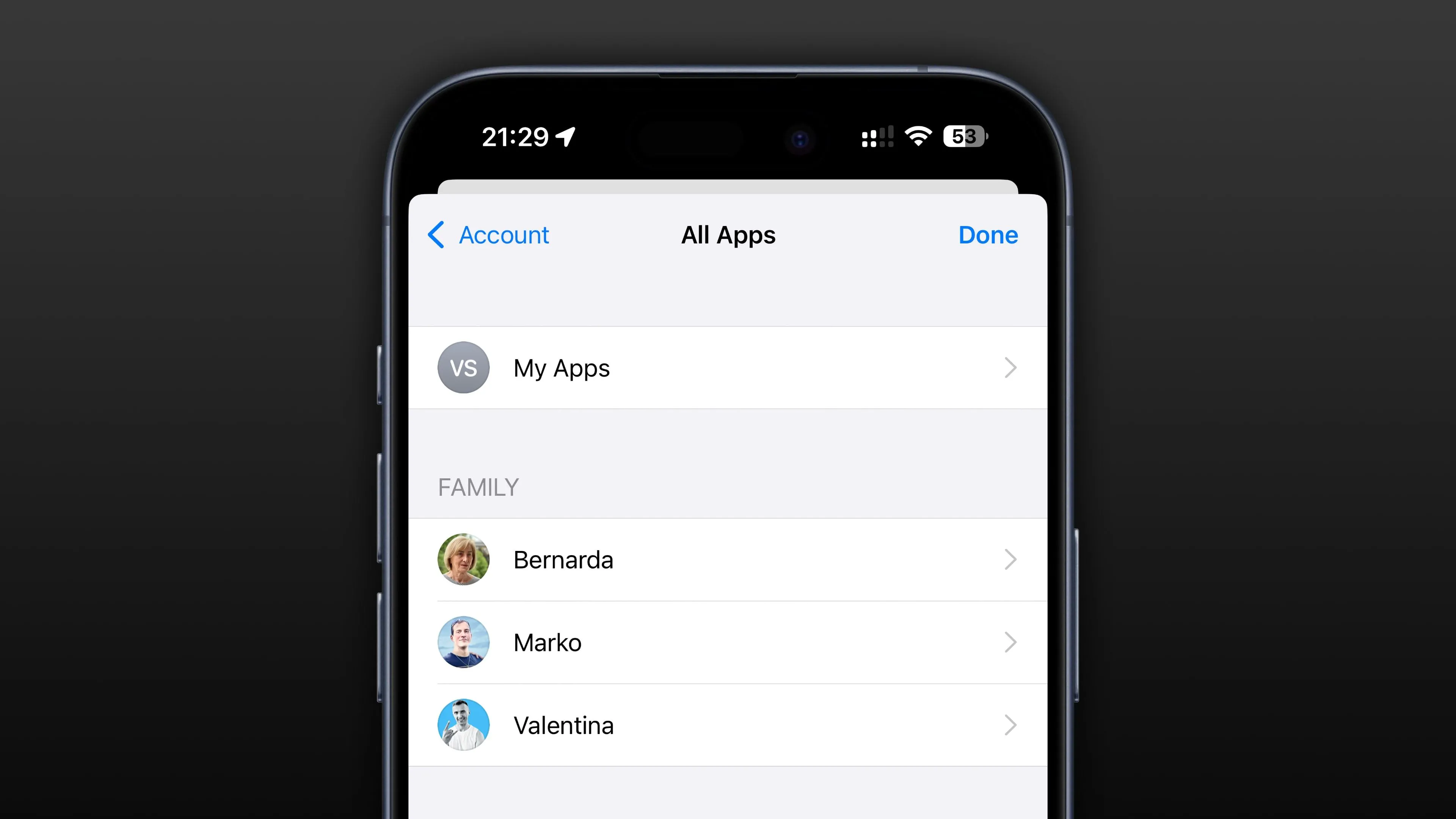Màn hình iPhone hiển thị danh sách thành viên Family Sharing trong lịch sử mua ứng dụng trên App Store, cho thấy khả năng tải lại ứng dụng của các thành viên khác.