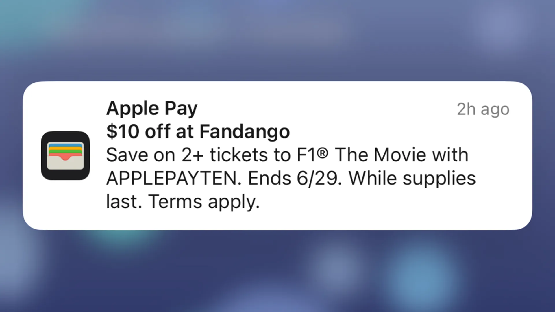 Màn hình iPhone hiển thị thông báo quảng cáo phim F1 từ ứng dụng Apple Wallet, minh họa thông báo spam