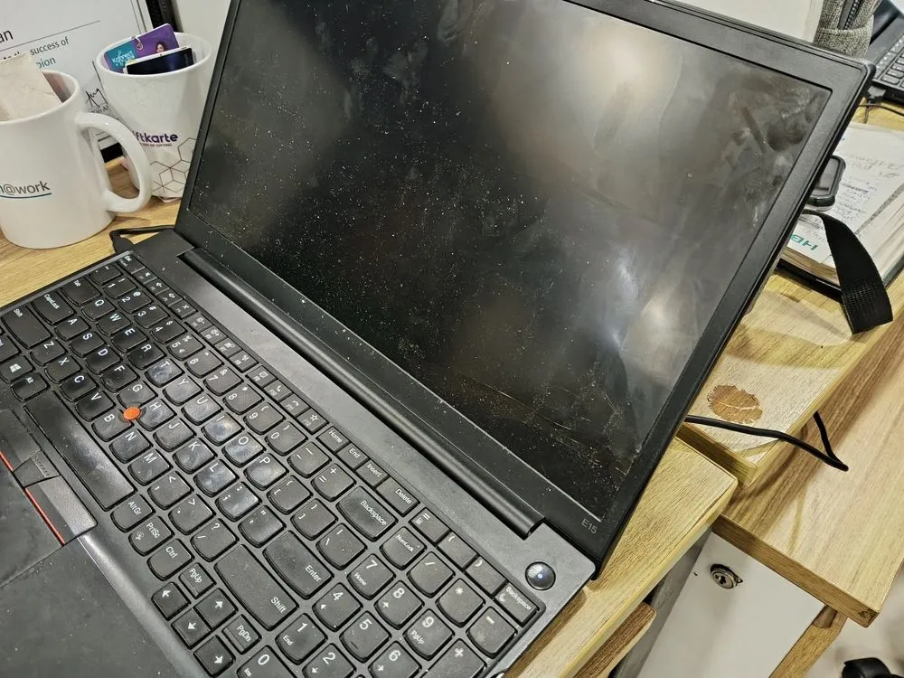 Màn hình laptop bị bám đầy dấu vân tay và vết bẩn, thể hiện nhược điểm phổ biến của màn hình cảm ứng khi sử dụng hàng ngày.