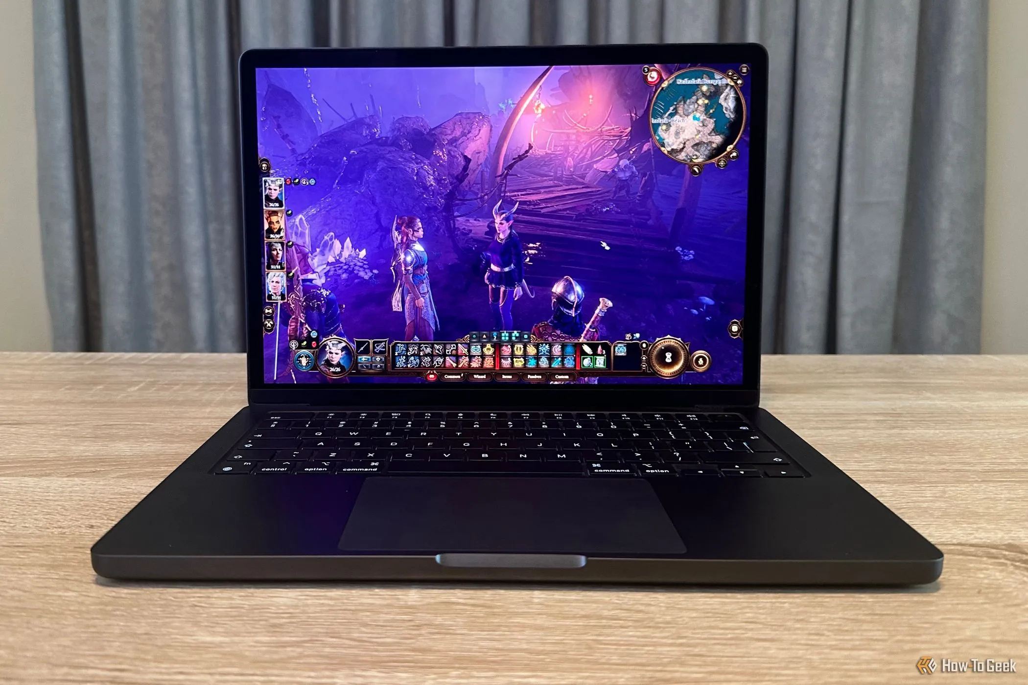 Màn hình MacBook Pro hiển thị cảnh chơi game mượt mà, tối ưu với công nghệ VRR.