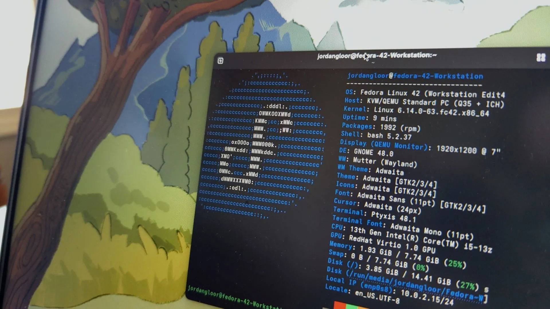 Màn hình máy tính xách tay hiển thị giao diện Fedora Linux 42 với cửa sổ terminal đang mở, minh họa khả năng tùy biến của hệ điều hành