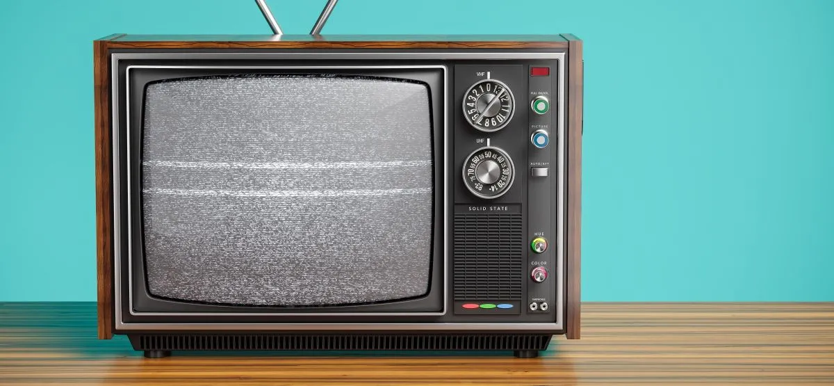 Màn hình TV CRT cũ, gợi nhắc về công nghệ hiển thị trước đây và sự khác biệt về tỷ lệ tương phản.