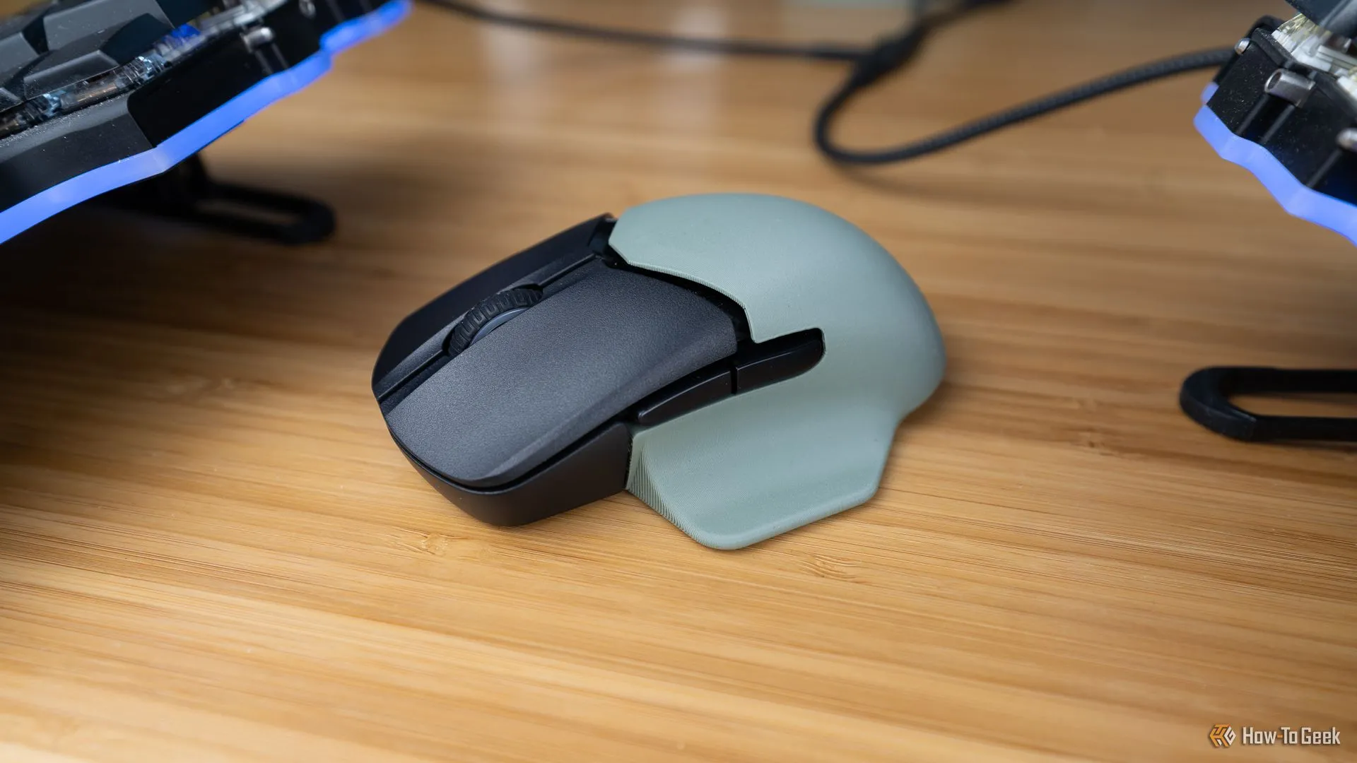 Mặt bên chuột gaming HyperX Pulsefire Saga Pro với vỏ in 3D tùy chỉnh gắn vào.