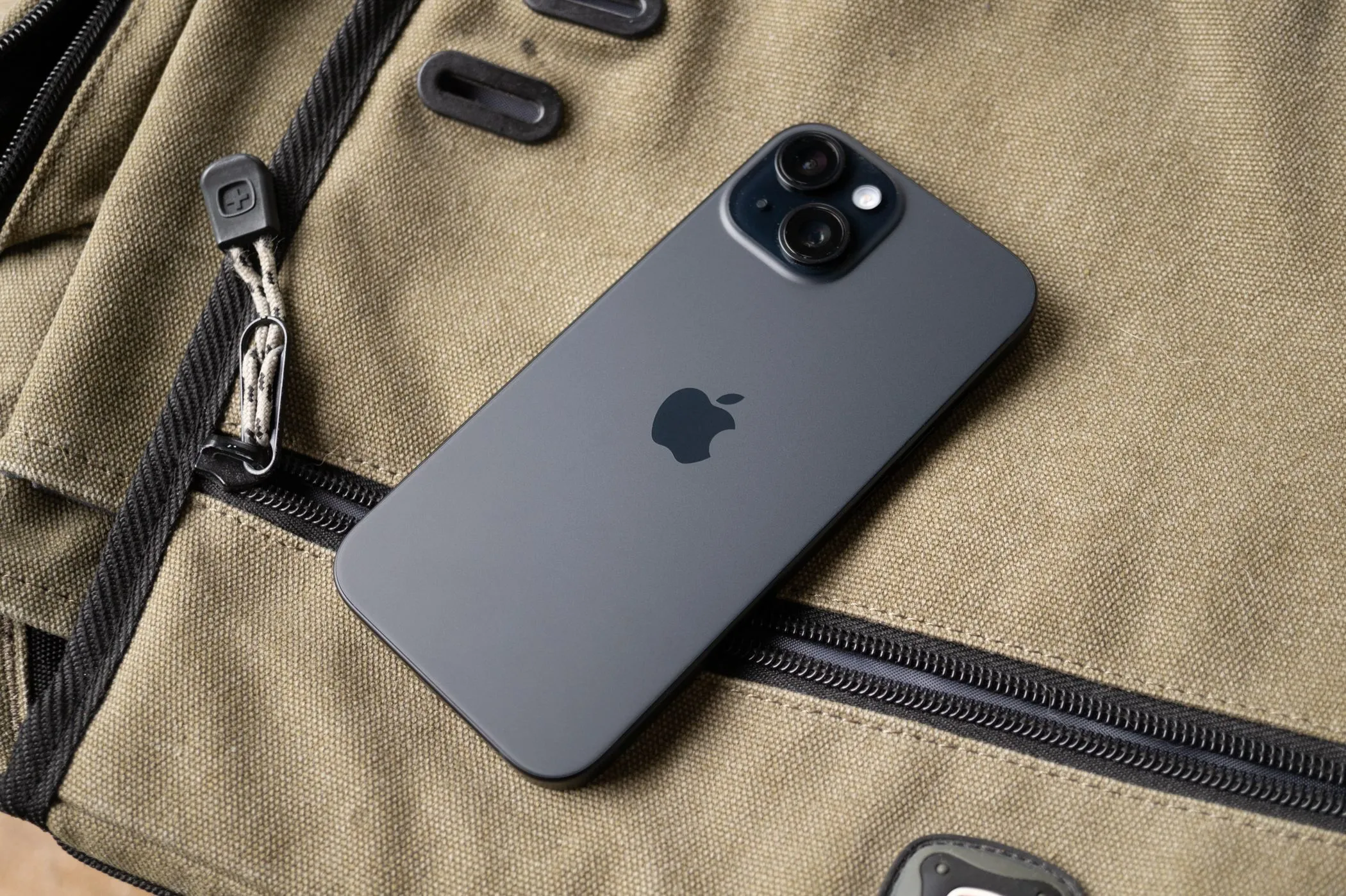 Mặt lưng của Apple iPhone 15 màu hồng nhạt, thiết kế camera kép