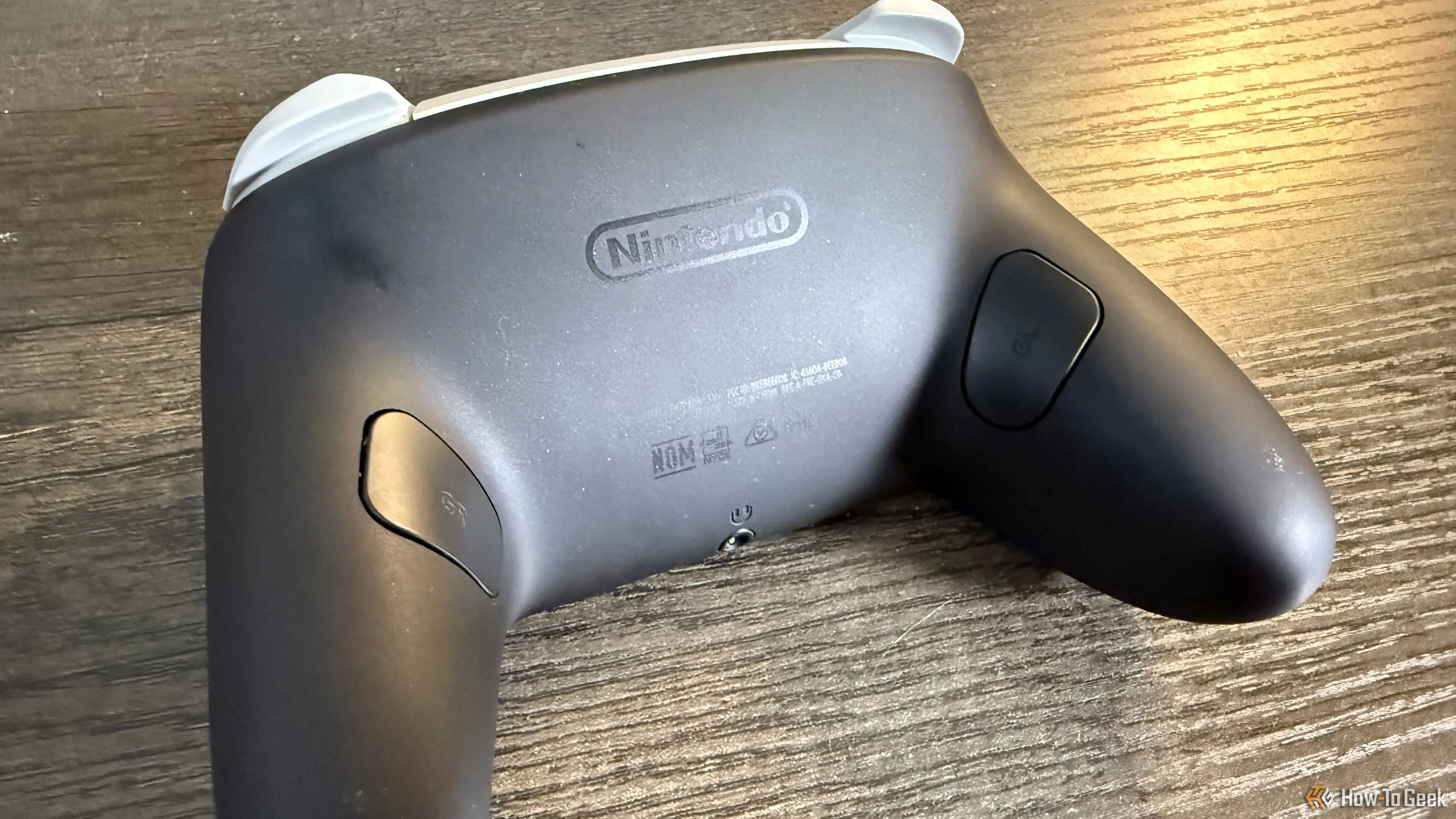 Mặt lưng của Tay cầm Nintendo Switch 2 Pro Controller, hiển thị rõ ràng các nút back paddles và thiết kế báng cầm.
