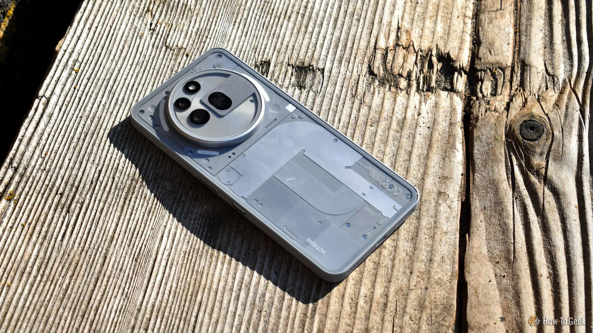 Mặt lưng điện thoại Nothing Phone 3a Pro nhìn từ trên xuống, với các chi tiết thiết kế và cụm camera, minh họa ngôn ngữ thiết kế trước đây của Nothing.