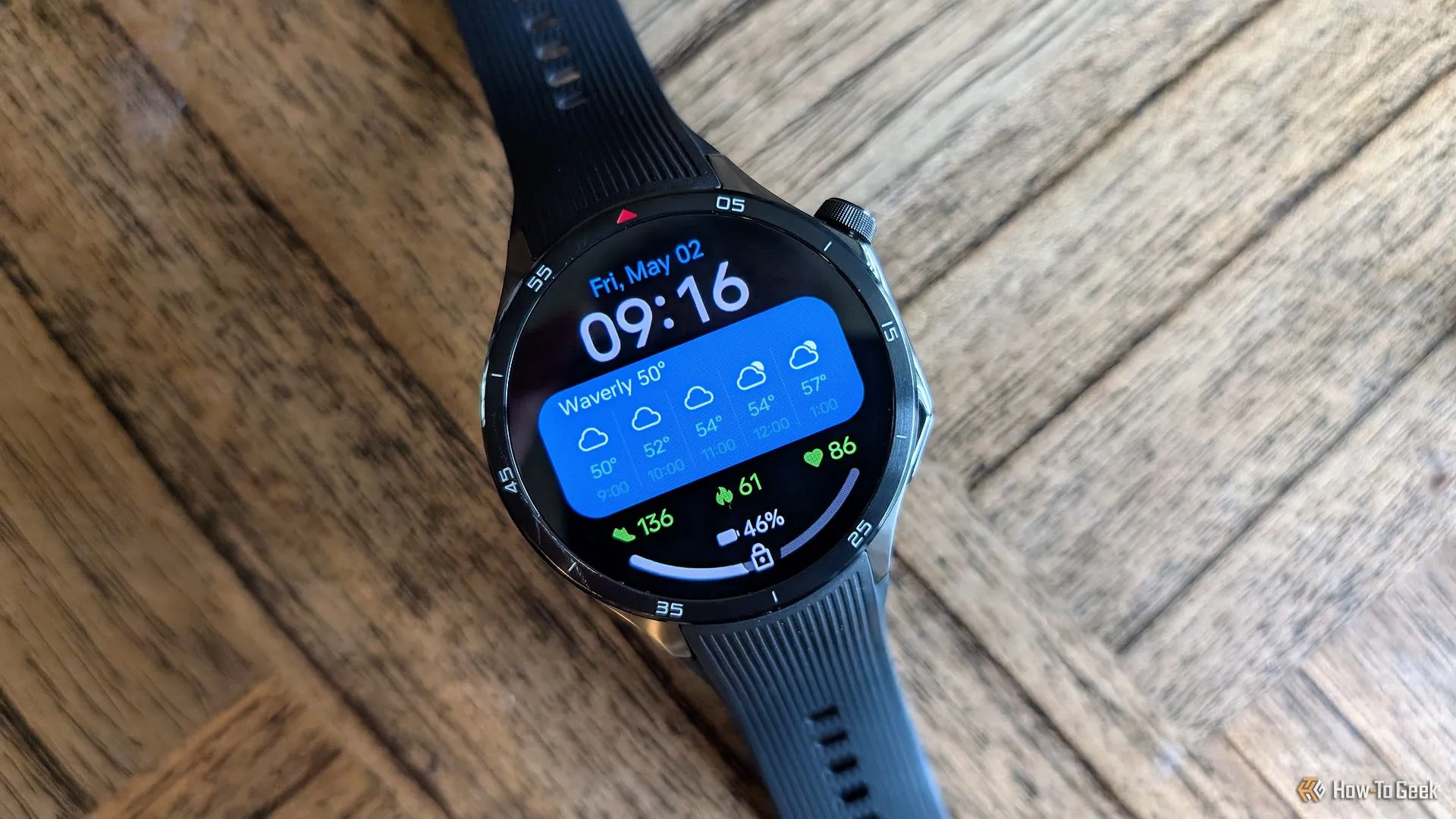 Mặt sau của OnePlus Watch 3 thể hiện các tùy chỉnh phần mềm Wear OS của OnePlus