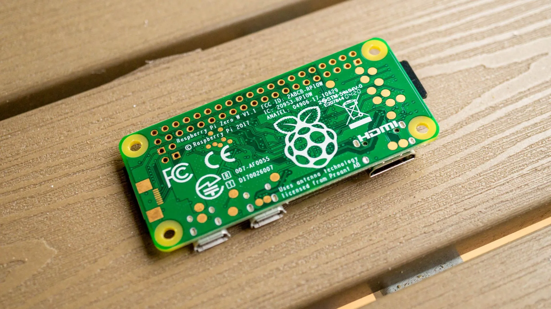 Mặt sau của Raspberry Pi Zero W, minh họa kích thước nhỏ gọn và tiềm năng cho các dự án DIY siêu nhẹ