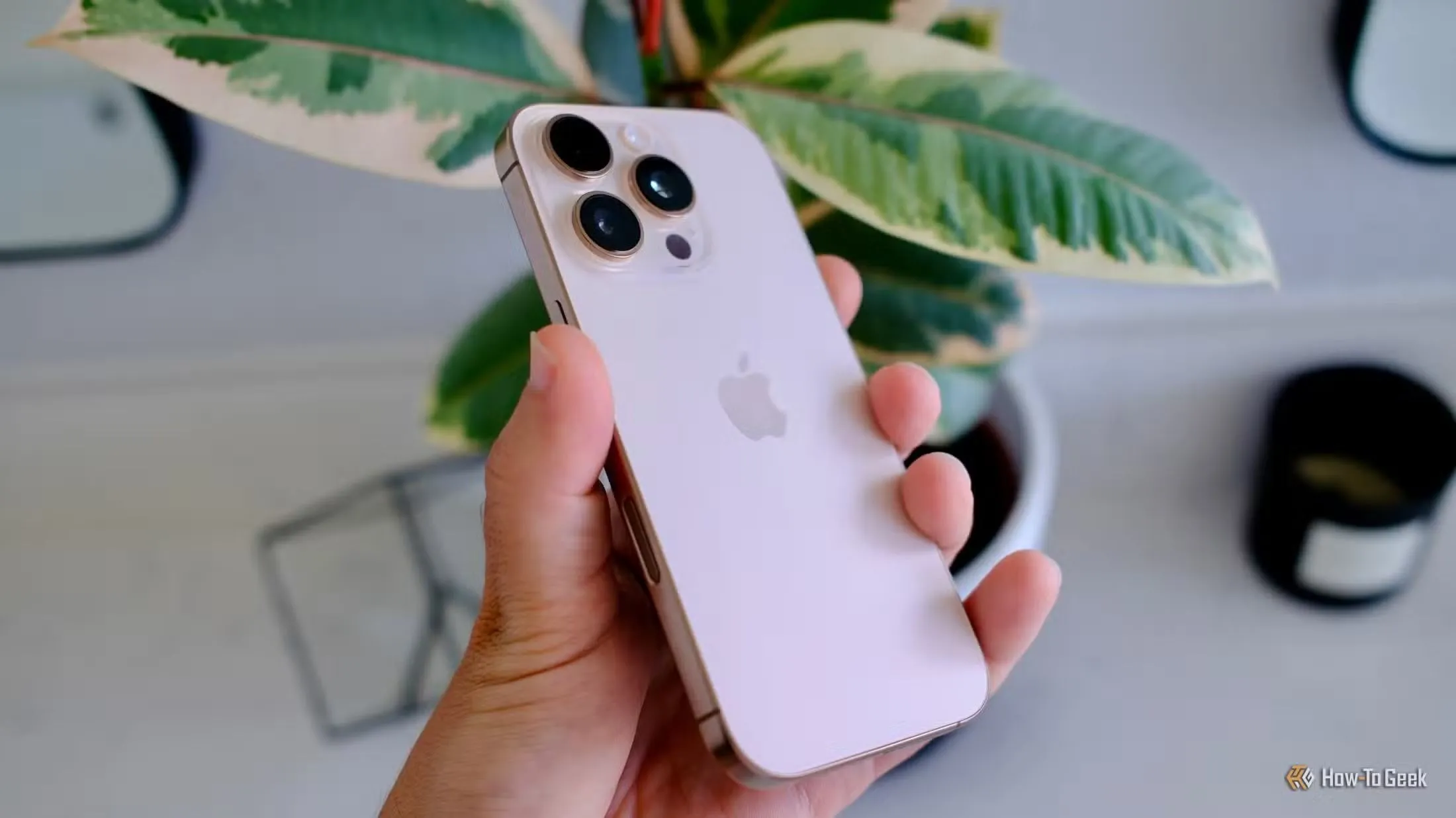 Mặt sau iPhone 16 Pro, đại diện cho thiết bị di động hỗ trợ eSIM không cần SIM vật lý.