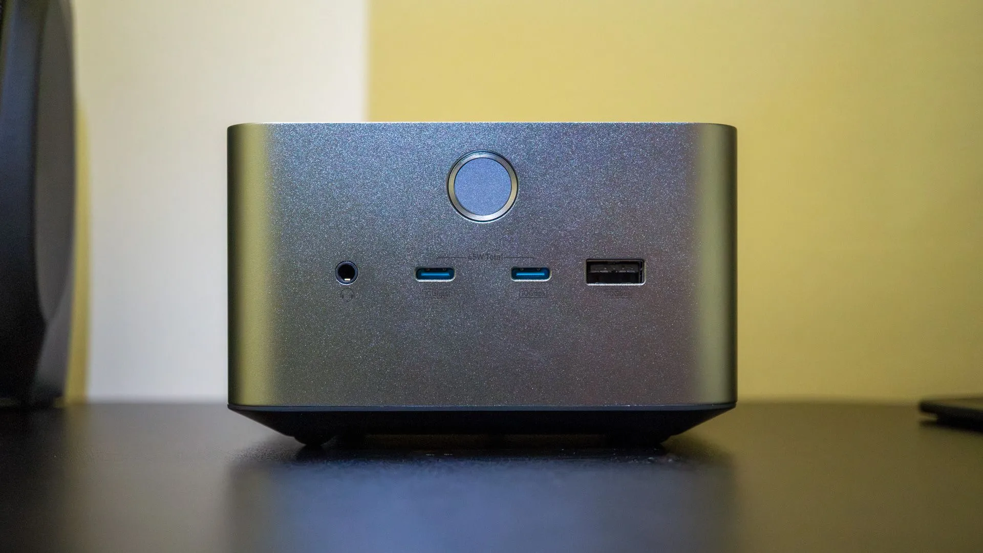 Mặt trước của Anker Prime Dock với ba cổng USB và một jack cắm tai nghe, tiện lợi cho các thiết bị ngoại vi