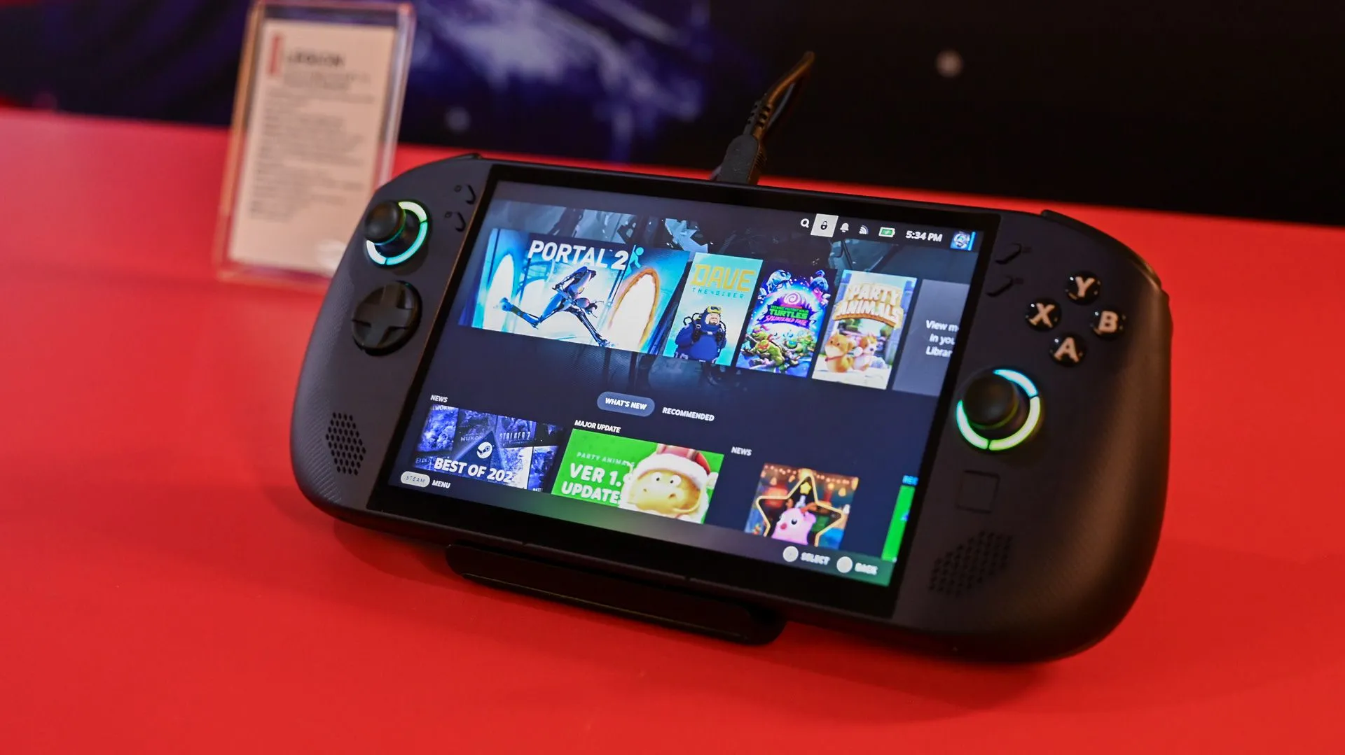 Máy chơi game cầm tay Lenovo Legion Go chạy SteamOS tại CES 2025, minh họa sự phát triển của hệ điều hành này
