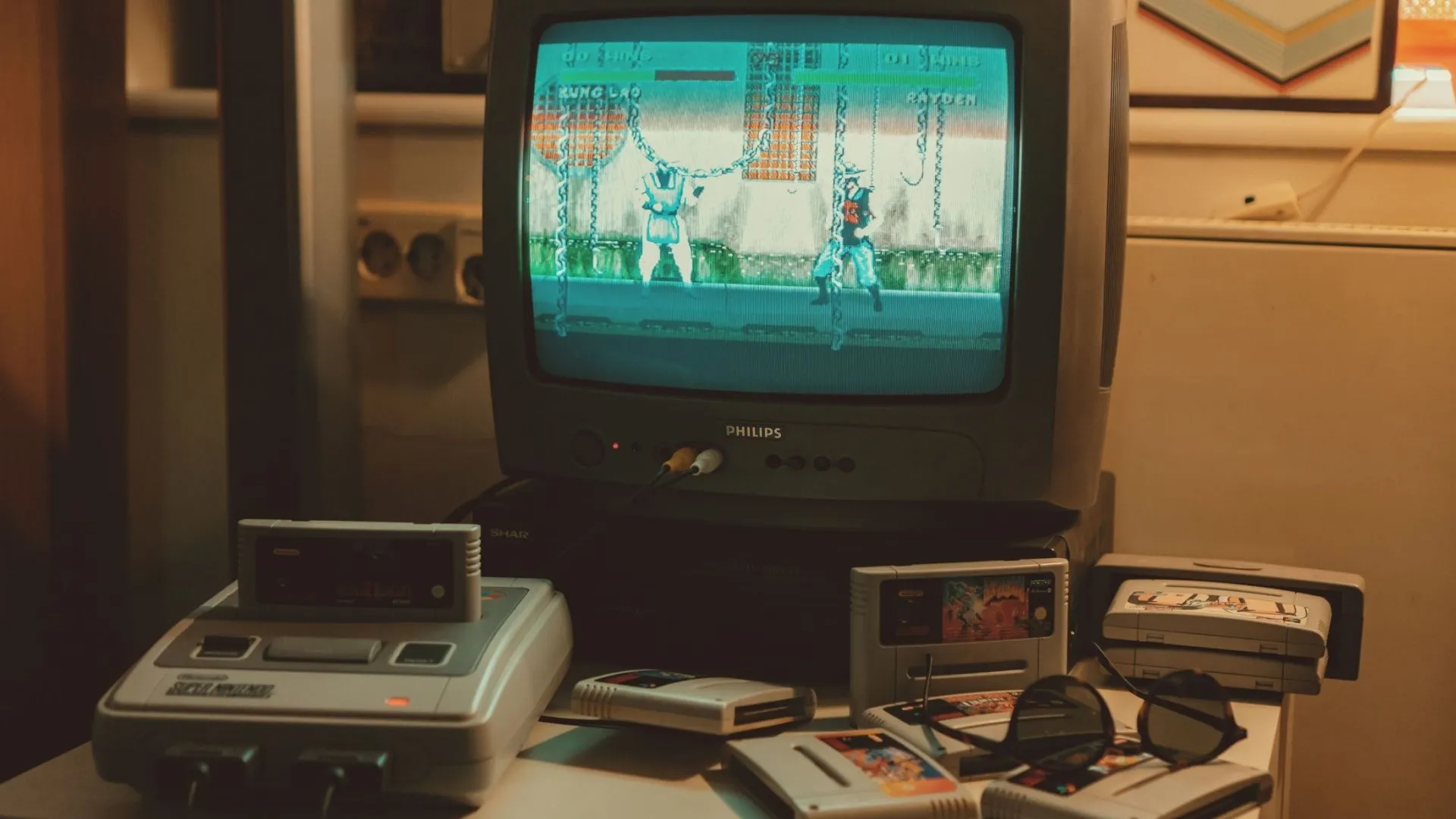 Máy chơi game Nintendo SNES kết nối TV CRT và nhiều cartridge game, thể hiện thời kỳ cartridge có chip riêng