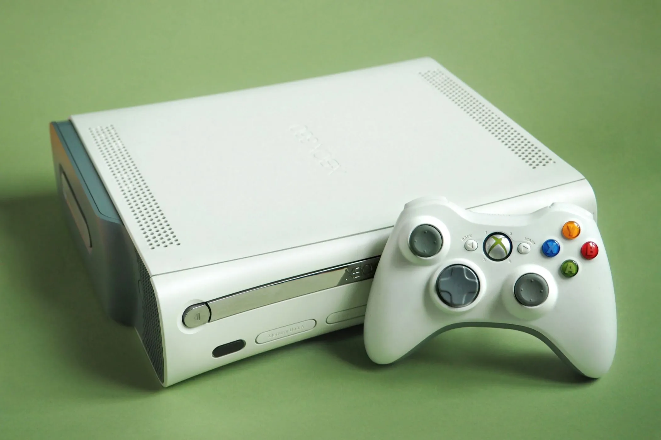 Máy console Xbox 360 màu trắng cùng bộ điều khiển, một thời kỳ đỉnh cao nhưng đầy rủi ro của Microsoft.