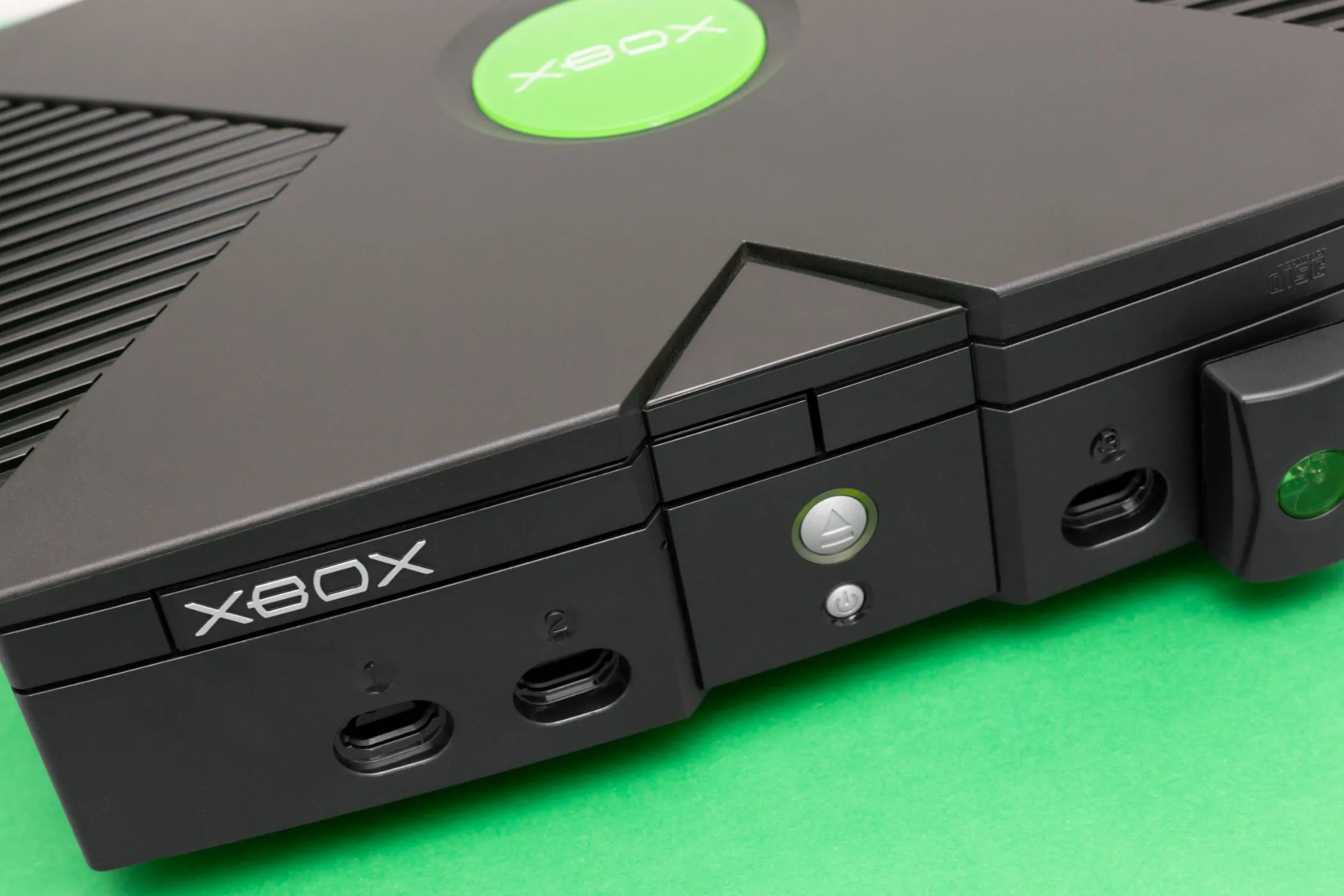 Máy console Xbox đời đầu của Microsoft, tiền thân của các hệ máy hiện đại, dựa trên kiến trúc PC.