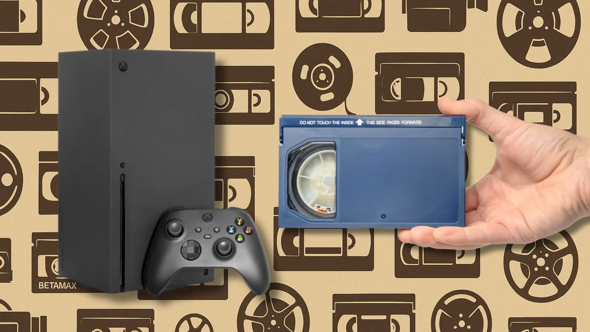 Máy console Xbox Series X và băng Betamax đặt trên thiết bị truyền thông cổ điển, ngụ ý về thất bại trong cuộc chiến định dạng và phần cứng.