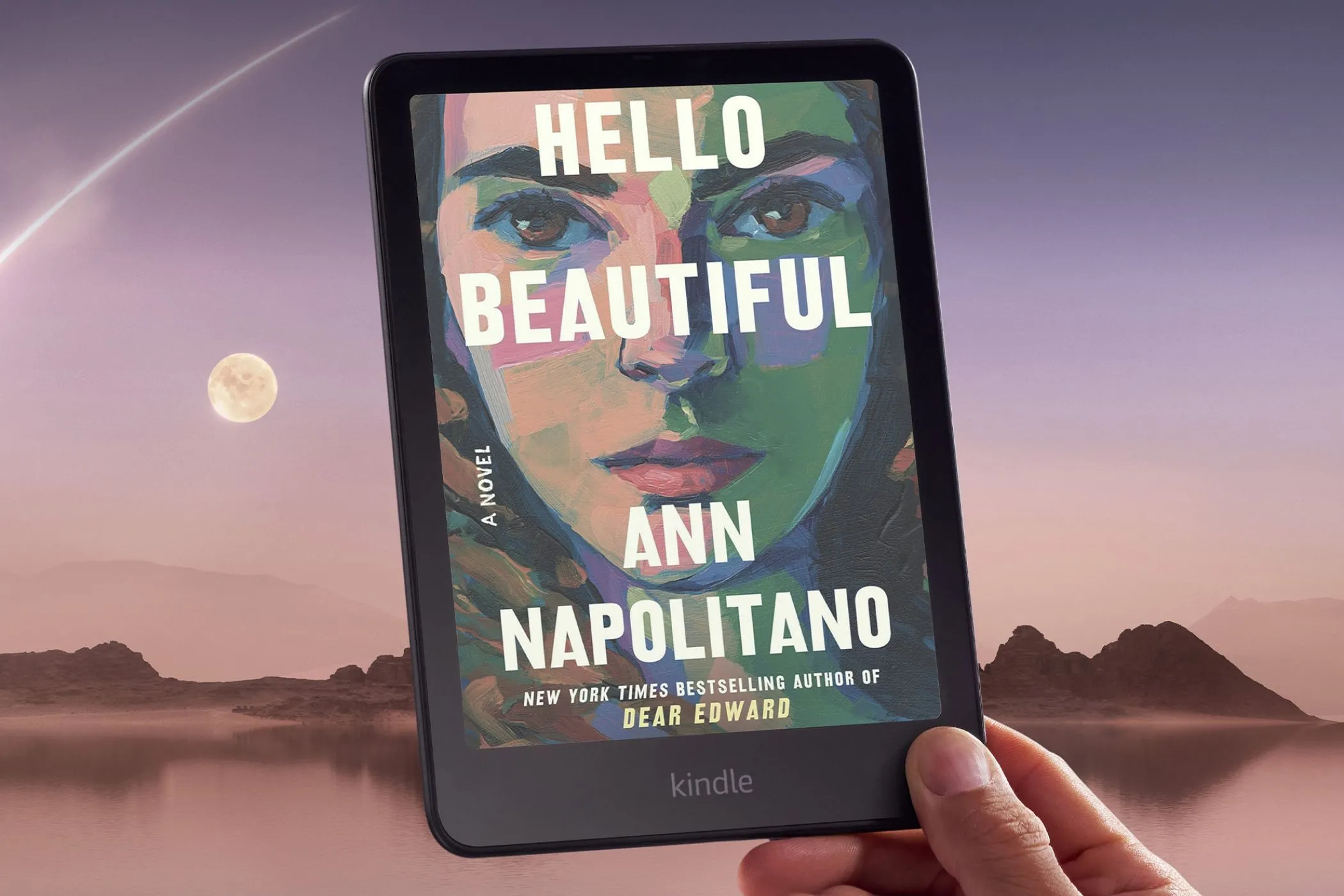 Máy đọc sách Amazon Kindle Colorsoft hiển thị nội dung màu sắc trên tay người dùng.