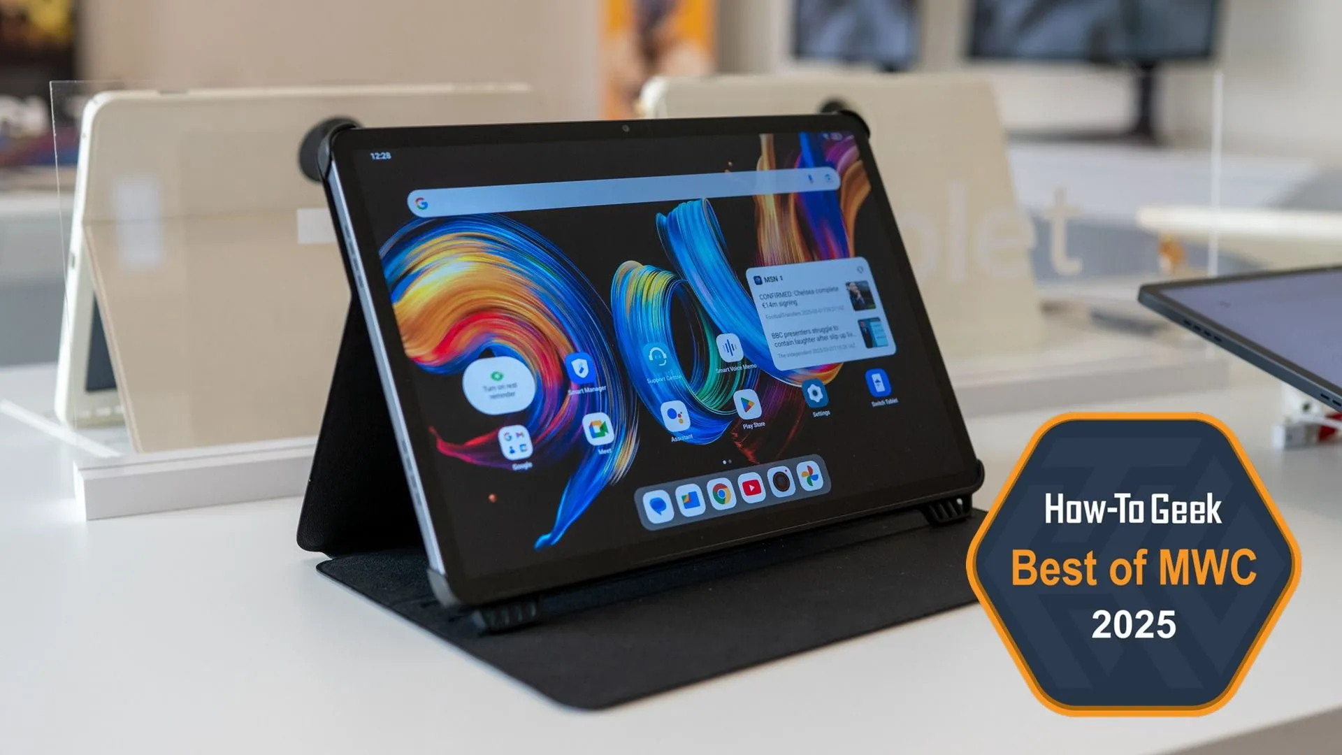Máy tính bảng TCL NXTPAPER 11 Plus nằm trong bao da trên bàn